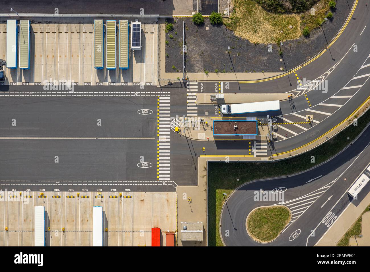 Luftaufnahme, Amazon Vertriebszentrum, LKW-Zugang, Industriepark Brauckstraße, Rüdinghausen, Witten, Ruhrgebiet, Nordrhein-Westfalen, Deutschland, Stockfoto