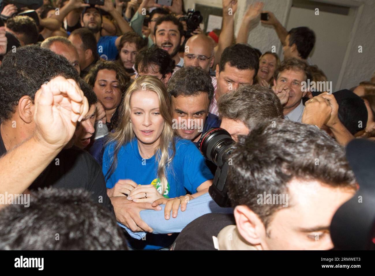 (141026) -- BELO HORIZONTE, 26. Oktober 2014 -- der brasilianische Präsidentschaftskandidat Aecio Neves (C) verlässt zusammen mit seiner Frau Leticia Weber die Wahlstation, nachdem er seine Stimme in Belo Horizonte, Brasilien, 26. Oktober 2014 abgegeben hat. ) BRASILIEN-BELO HORIZONTE-GENERAL ELECTION XuxZijian PUBLICATIONxNOTxINxCHN Belo Horizons OCT 26 2014 Brasilianischer Präsidentschaftskandidat Aecio Neves C zusammen mit seiner Frau Leticia Weber verlässt die Wahlstation, nachdem er seine STIMME in Belo Horizons Brasilien OCT 26 2014 Brasilien Belo Horizons General ELECTION PUICATIONxCHINxTxTxN abgegeben hat Stockfoto