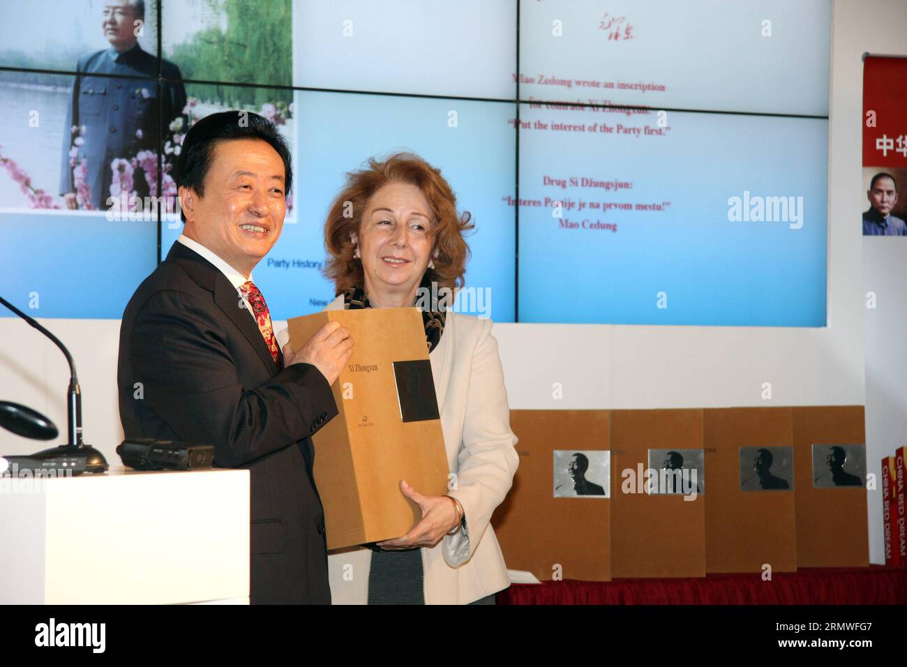 BELGRAD, 27. Oktober 2014 -- Sun Shoushan (L), stellvertretender Direktor der staatlichen Allgemeinen Verwaltung für Presse, Publikation, Radio, Film und Fernsehen, präsentiert die englische Version des Albums in Memory of Xi Zhongxun (1913-2002) der serbischen Nationalbibliothek in Belgrad, 27. Oktober 2014. ) SERBIEN-CHINA-XI ZHONGXUN ALBUM-ENGLISCHE VERSION BorislavxZdrinja PUBLICATIONxNOTxINxCHN Belgrad OCT 27 2014 Sun Shou Shan l Stellvertretender Direktor der staatlichen Generaldirektion Presse-PUBLIKATION Radio Film und Fernsehen präsentiert der Ser die englische Version des Albums in Memory of Xi Zhongxun 1913 2002 Stockfoto