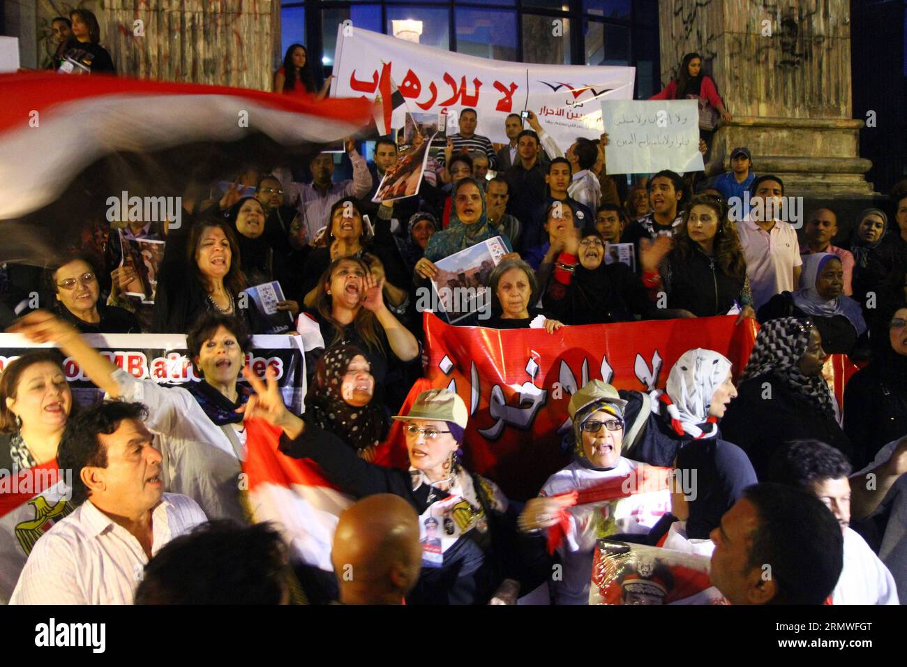 (141027) -- KAIRO, 27. Oktober 2014 -- Unterstützer der ägyptischen Armee nehmen an einer Kundgebung Teil, um militärische Unterstützung zu leisten, um die bewaffneten terroristischen Gruppen im Sinai nach dem Tod vieler Soldaten zu bekämpfen, vor dem Journalistensyndikat in Kairo, Ägypten, 27. Oktober 2014. Eine Reihe tödlicher Angriffe von Militanten im Sinai tötete am vergangenen Freitag mindestens 30 ägyptische Soldaten und verwundete Dutzende. ÄGYPTEN-KAIRO-SINA-ÄGYPTISCHE ARMEE AhmedxGomaa PUBLICATIONxNOTxINxCHN Kairo OKT 27 2014 Anhänger der ägyptischen Armee nehmen an einer Versammlung Teil, um militärische Unterstützung im Kampf gegen die bewaffneten Terrorgruppen im Sinai zu leisten Stockfoto