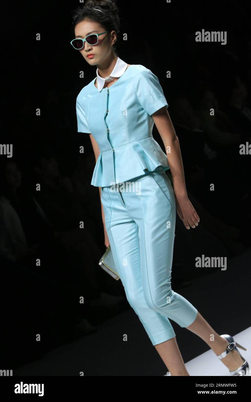 (141028) -- PEKING, 28. Oktober 2014 -- Ein Modell präsentiert eine Kreation des chinesischen Designers Yuan Bing während der VISCAP Yuan Bing Collection of China Fashion Week in Peking, Hauptstadt Chinas, 28. Oktober 2014. ) (mp) CHINA-PEKING-FASHION WEEK (CN) LixMingfang PUBLICATIONxNOTxINxCHN Peking OCT 28 2014 ein Modell präsentiert eine Schöpfung der chinesischen Designer Yuan Bing während der VISCAP Yuan Bing Collection of China Fashion Week in Peking Hauptstadt Chinas OCT 28 2014 MP China Fashion Week CN PUBLICATIONxNOTxINxCHN Stockfoto
