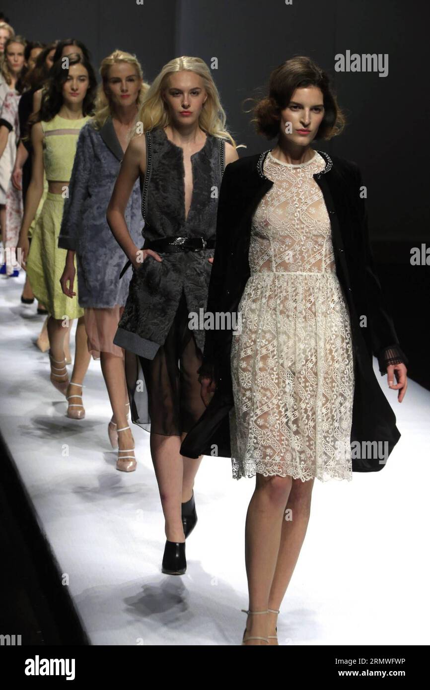 (141028) -- PEKING, 28. Oktober 2014 -- Models präsentieren Kreationen russischer Designer während der China Fashion Week in Peking, Hauptstadt Chinas, 28. Oktober 2014. ) (lfj) CHINA-BEIJING-FASHION WEEK (CN) LixMingfang PUBLICATIONxNOTxINxCHN Beijing OCT 28 2014 Models präsentieren Kreationen russischer Designer während der China Fashion Week in Peking Hauptstadt Chinas OCT 28 2014 China Beijing Fashion Week CN PUBLICATIONxNOTxINxCHN Stockfoto