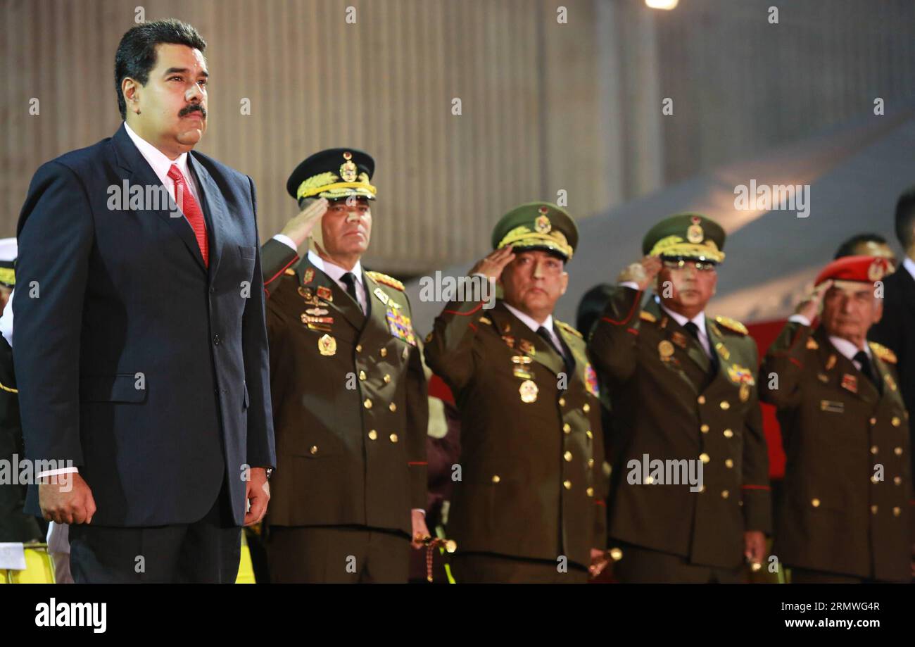 (141028) -- CARACAS, 28. Oktober 2014 -- Bild von Shows venezolanischer Präsident Nicolas Maduro (L), der am 27. Oktober 2014 an der Machtübergabe des Verteidigungsministeriums in Caracas (Venezuela) teilnahm. Bürgermeister Vladimir Padrino Lopez wurde am Montag zum Verteidigungsminister und Generalmajor der venezolanischen Armee ernannt. VENEZUELA-CARACAS-MILITARY-MADURO VENEZUELA SxPRESIDENCY PUBLICATIONxNOTxINxCHN Caracas OKT 28 2014 Bild bereitgestellt von zeigt venezolanischen Präsidenten Nicolas Maduro l, der an der Machtübertragung des Verteidigungsministeriums in Caracas Venezuela AM OKT 27 2014 Bürgermeister General Vladimir teilnahm Stockfoto