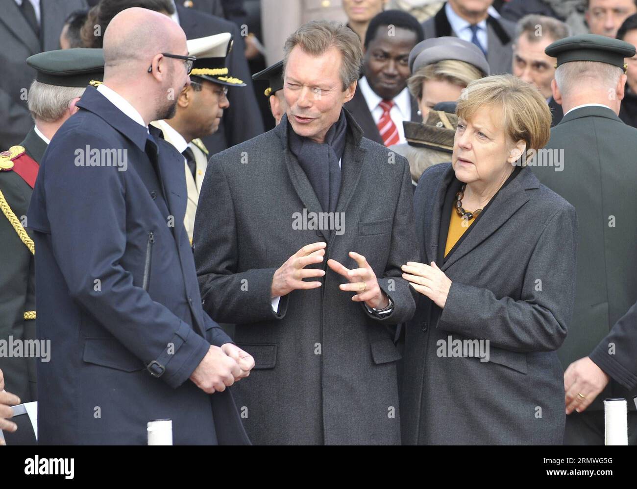 (141028) - NIEWPOORT(BELGIEN), 28. Oktober 2014 -- belgischer Premierminister Charles Michel (L), Großherzog von Luxemburg (C) und deutsche Bundeskanzlerin Angela Merkel sprechen während einer Zeremonie zum 100. Jahrestag des Ersten Weltkriegs am König-Albert-I-Denkmal in Nieuwpoort von Belgien, 28. Oktober 2014. ) BELGIEN-NIEWPOORT-ERSTER WELTKRIEG- 100. JAHRESTAG-ZEREMONIE YexPingfan PUBLICATIONxNOTxINxCHN Belgien OKT 28 2014 belgische Premierminister Charles Michel l Großherzog von Luxemburg C und deutsche Kanzlerin Angela Merkel sprechen während einer Zeremonie zum 100. Jahrestag der Fi Stockfoto