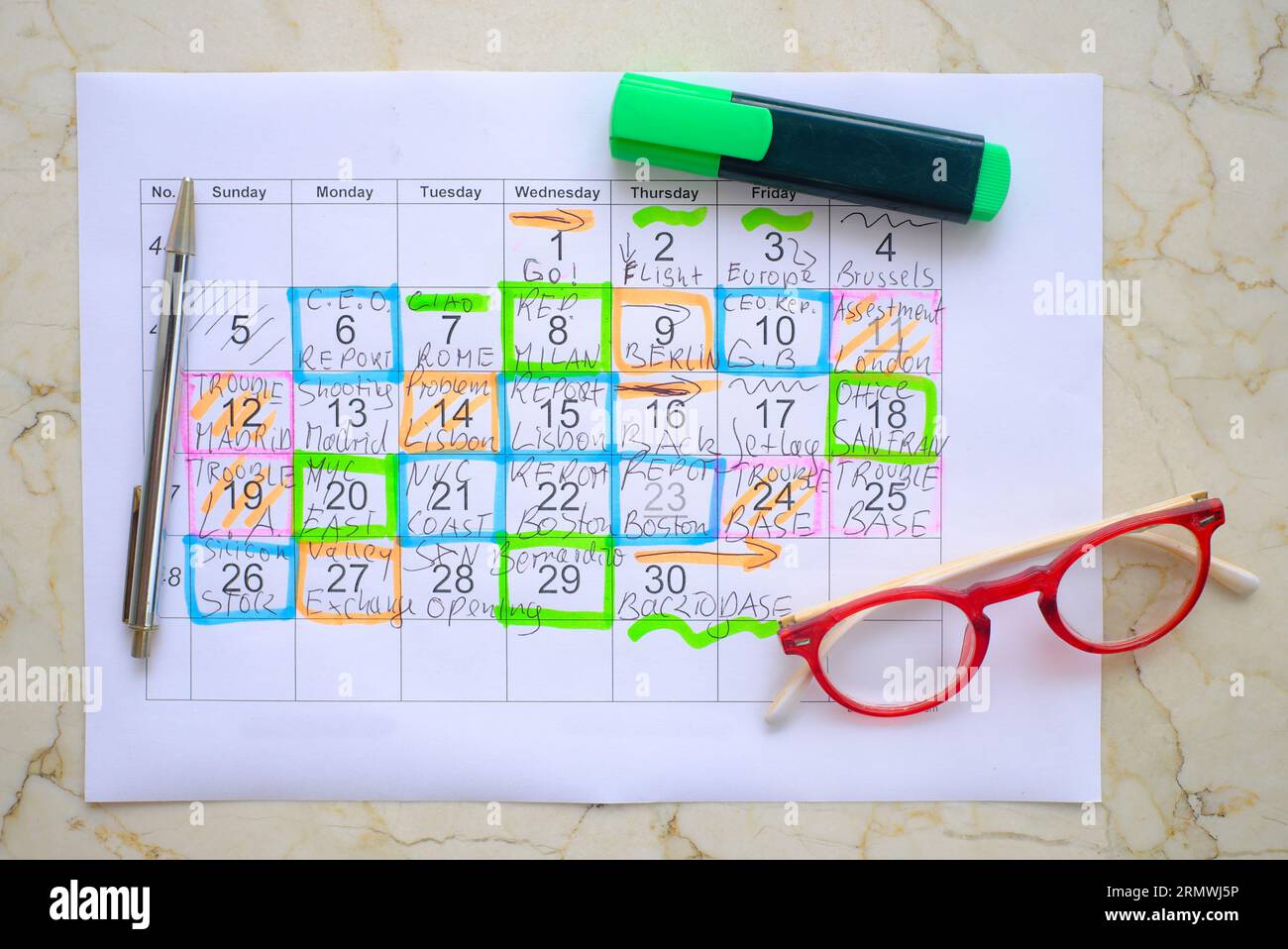 Kalender mit Geschäftsterminen, Stift und Brille, monatlicher Zeitplan Stockfoto
