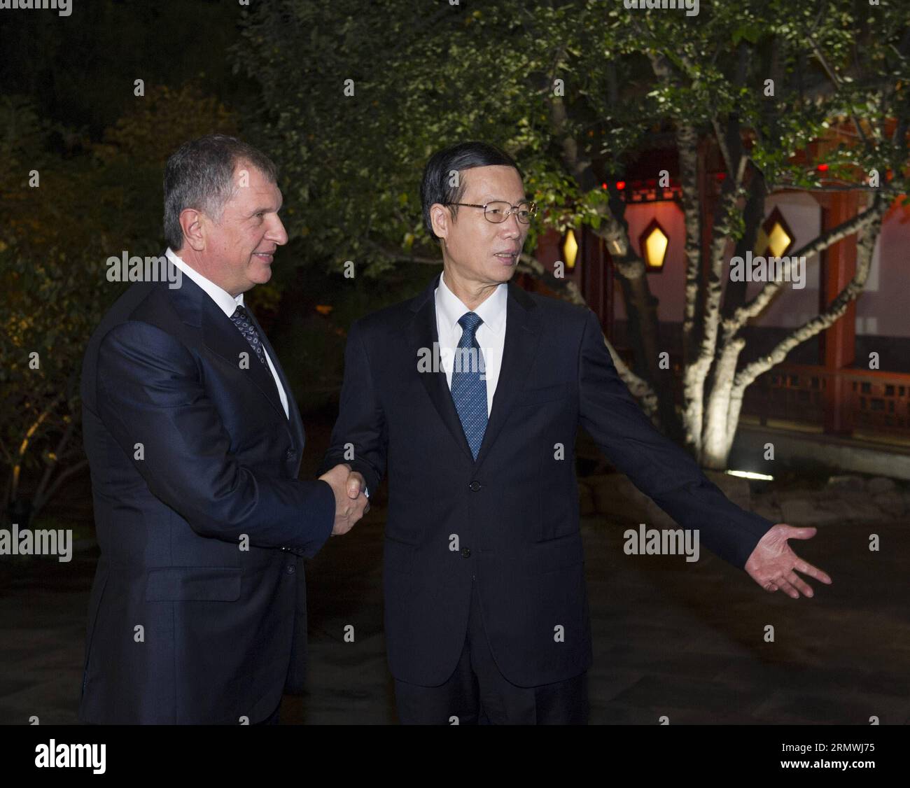 (141031) -- PEKING, 31. Oktober 2014 -- der chinesische Vize-Premier Zhang Gaoli (R) trifft sich mit Igor Sechin, dem Chef des russischen Ölkonzerns Rosneft, in Peking, der Hauptstadt Chinas, 31. Oktober 2014. ) (mp) CHINA-BEIJING-ZHANG GAOLI-RUSSIA-MEETING (CN) WangxYe PUBLICATIONxNOTxINxCHN Peking OKT 31 2014 der chinesische Vizepremier Zhang Gaoli r trifft Igor Sechin, Chef der russischen Ölgesellschaft Rosneft, in Peking Hauptstadt Chinas OKT 31 2014 MP China Peking Zhang Gaoli Russland Treffen CN WangXYe PUICATIONxCHINxCHXTxCHN Stockfoto