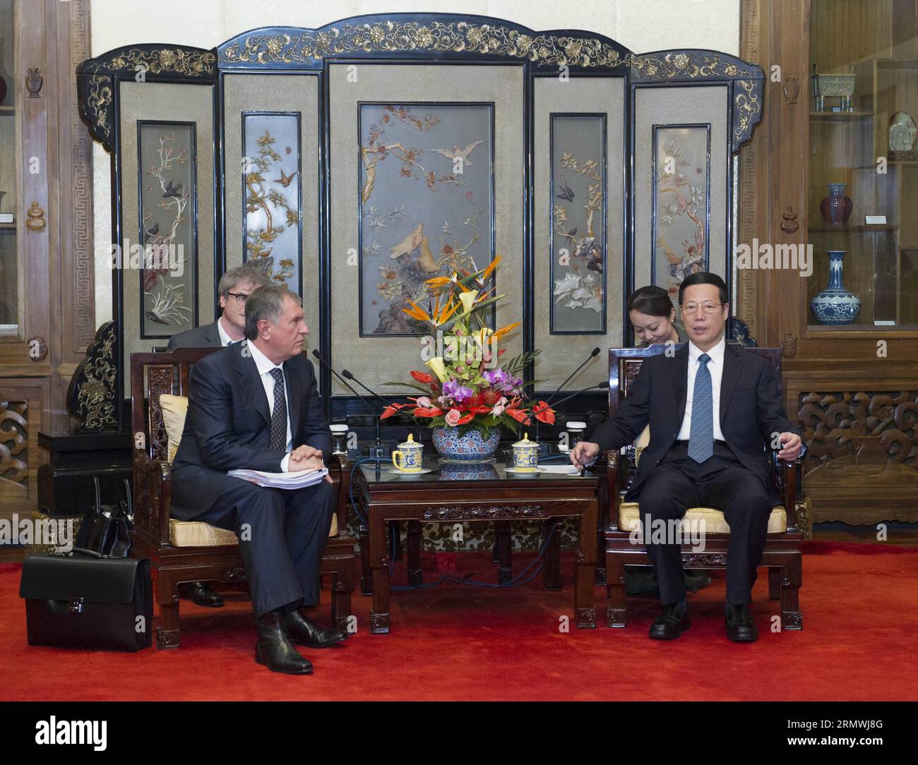 (141031) -- PEKING, 31. Oktober 2014 -- der chinesische Vize-Premier Zhang Gaoli (R) trifft sich mit Igor Sechin, dem Chef des russischen Ölkonzerns Rosneft, in Peking, der Hauptstadt Chinas, 31. Oktober 2014. ) (mp) CHINA-BEIJING-ZHANG GAOLI-RUSSIA-MEETING (CN) WangxYe PUBLICATIONxNOTxINxCHN Peking OKT 31 2014 der chinesische Vizepremier Zhang Gaoli r trifft Igor Sechin, Chef der russischen Ölgesellschaft Rosneft, in Peking Hauptstadt Chinas OKT 31 2014 MP China Peking Zhang Gaoli Russland Treffen CN WangXYe PUICATIONxCHINxCHXTxCHN Stockfoto