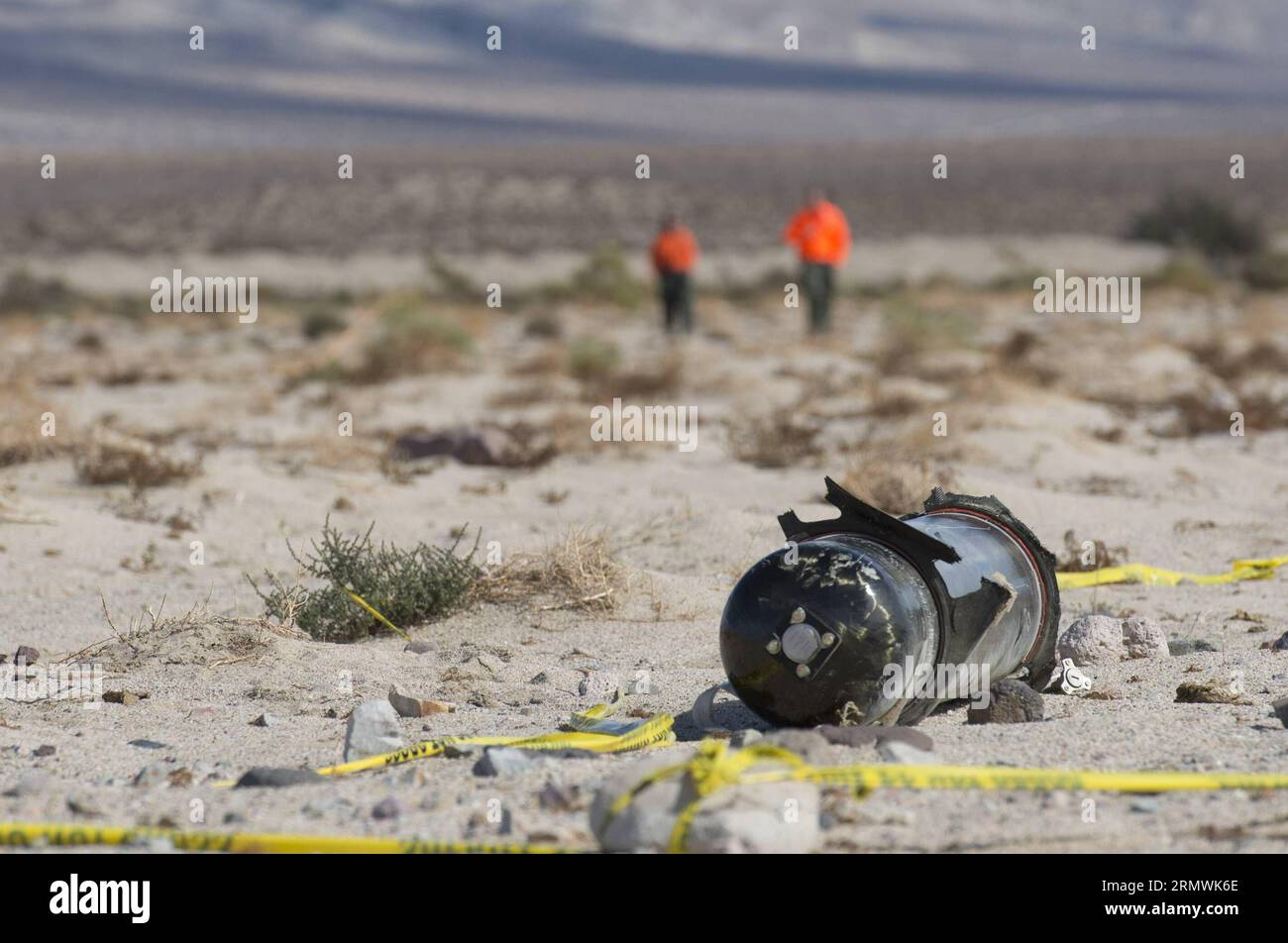 (141102) -- LOS ANGELES, 1. November 2014 -- Ein Stück Trümmer von Virgin Galactic s SpaceShipTwo ist in der Mojave-Wüste von Kalifornien, 1. November 2014 geschützt. Die von Virgin Galactic entwickelte Passagierrakete stürzte nach einer Explosion am Freitag während eines Testfluges über Kalifornien ab, wobei einer der Piloten getötet und der andere schwer verletzt wurde. US-Ermittler suchten ständig nach Trümmern der SpaceShipTwo und versuchten, den Grund des Absturzes herauszufinden. ) U.S.-MOJAVE DESERT-SPACESHIPTWO-CRASH-SEARCH yangxlei PUBLICATIONxNOTxINxCHN Los Angeles Nov 1 2014 ein Stück Trümmer von Virgin Galactic S SCA Stockfoto