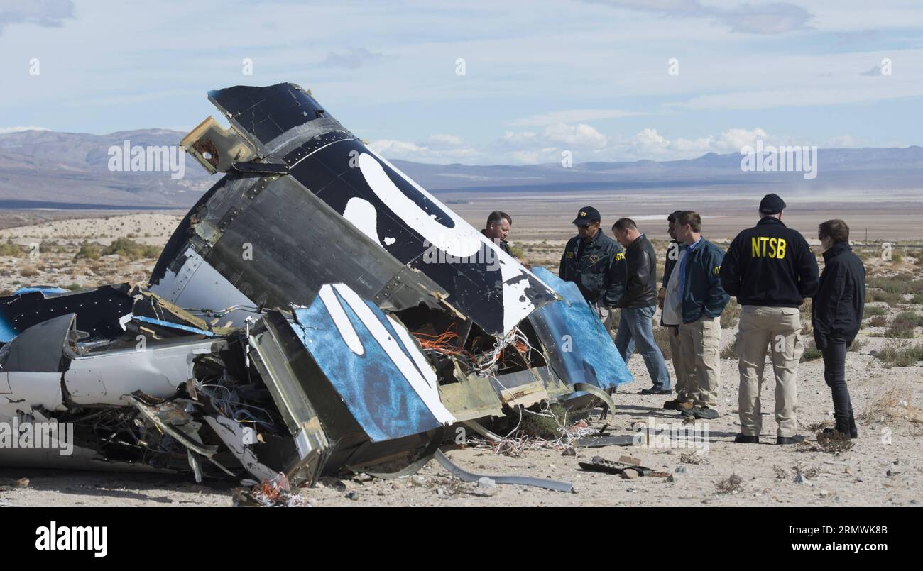 (141102) -- LOS ANGELES, 1. November 2014 -- Ermittler des National Transportation Safety Board (NTSB) stehen neben Trümmern von Virgin Galactic s SpaceShipTwo in der Mojave-Wüste von Kalifornien, 1. November 2014. Die von Virgin Galactic entwickelte Passagierrakete stürzte nach einer Explosion am Freitag während eines Testfluges über Kalifornien ab, wobei einer der Piloten getötet und der andere schwer verletzt wurde. US-Ermittler suchten ständig nach Trümmern der SpaceShipTwo und versuchten, den Grund des Absturzes herauszufinden. ) U.S.-MOJAVE DESERT-SPACESHIPTWO-CRASH-SEARCH yangxlei PUBLICATIONxNOTxINxCHN Los Angel Stockfoto