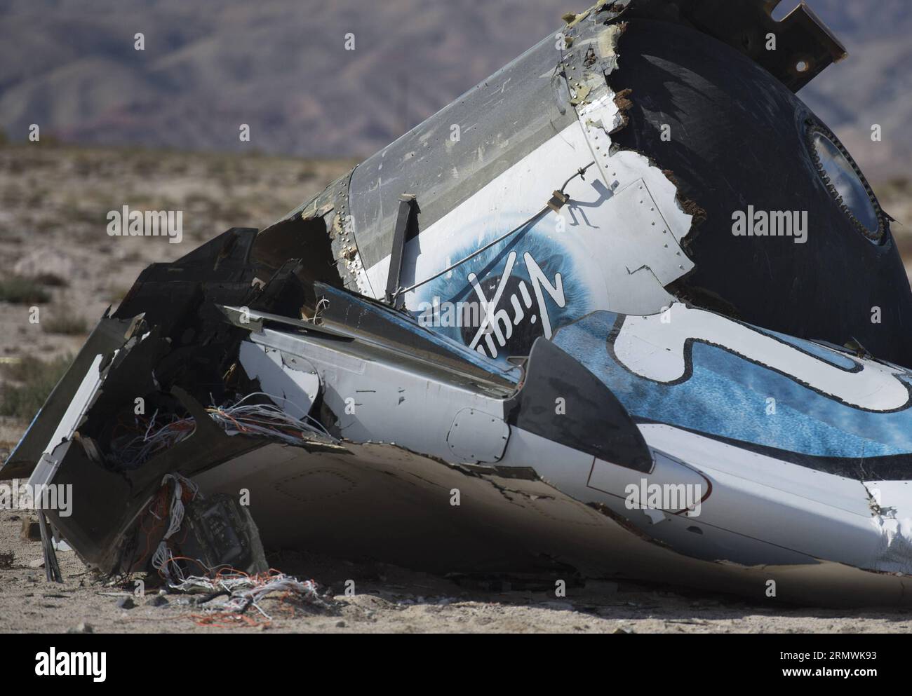 (141102) -- LOS ANGELES, 1. November 2014 -- Ein Stück Schutt von SpaceShipTwo mit dem Logo von Virgin Galactic ist in der Mojave-Wüste von Kalifornien, 1. November 2014 zu sehen. Die von Virgin Galactic entwickelte Passagierrakete stürzte nach einer Explosion am Freitag während eines Testfluges über Kalifornien ab, wobei einer der Piloten getötet und der andere schwer verletzt wurde. US-Ermittler suchten ständig nach Trümmern der SpaceShipTwo und versuchten, den Grund des Absturzes herauszufinden. ) U.S.-MOJAVE DESERT-SPACESHIPTWO-CRASH-SEARCH yangxlei PUBLICATIONxNOTxINxCHN Los Angeles Nov 1 2014 ein Stück Trümmer von skaliertem com Stockfoto