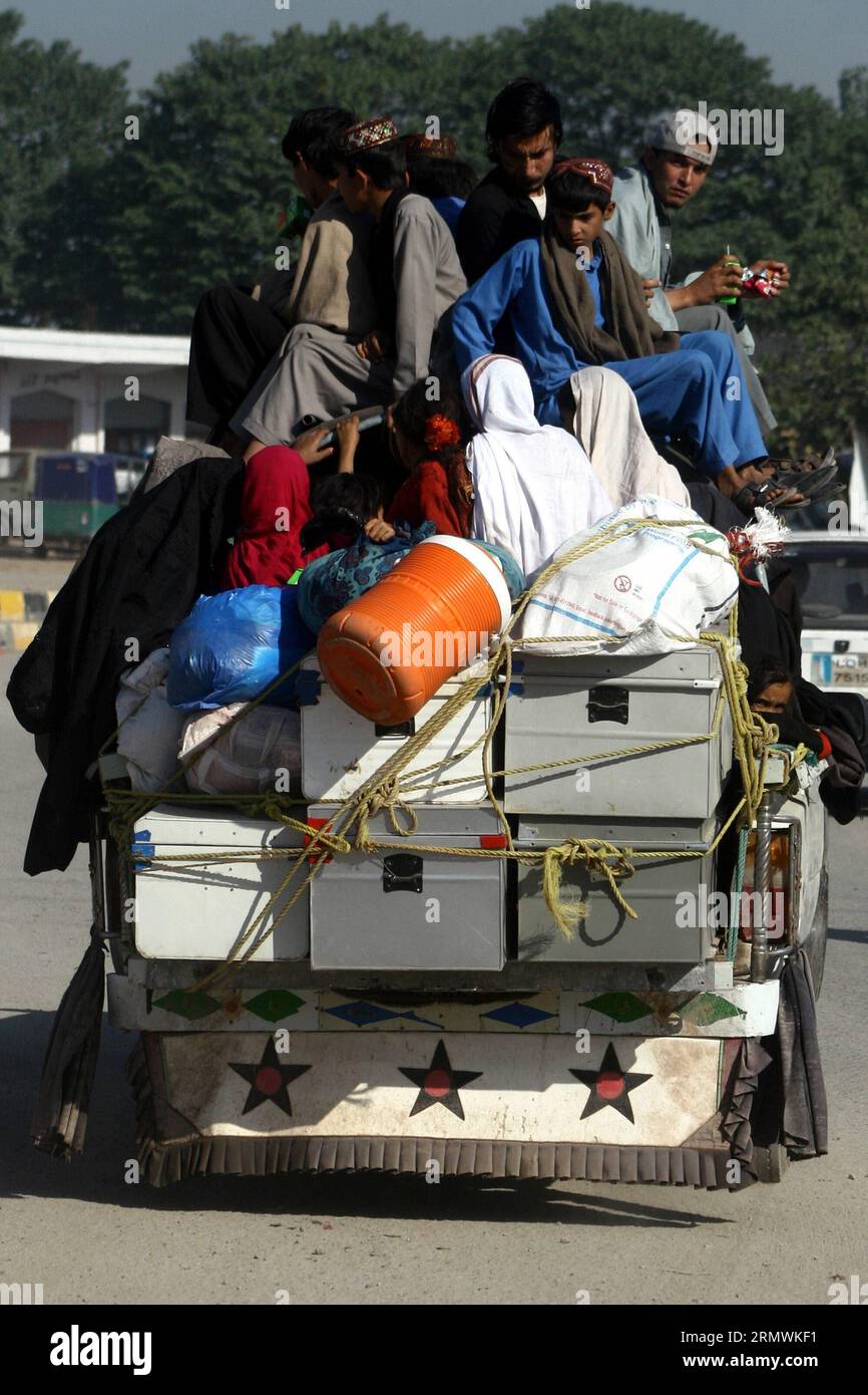 (141102) -- PESHAWAR, 2. November 2014 -- pakistanische Stammesfamilien, die aufgrund der Kämpfe zwischen Sicherheitskräften und militanten Gruppen aus der benachbarten Khyber-Region flohen, warten auf die Registrierung in einem Büro am Rande des nordwestlichen pakistanischen Peshawar am 2. November 2014. Tausende Menschen sind aufgrund der Kämpfe zwischen Sicherheitskräften und militanten Gruppen aus der pakistanischen Stammesregion Khyber geflohen. Pakistanische Sicherheitskräfte haben häufig größere Operationen durchgeführt, um die westliche Grenze des Landes zu Afghanistan zu sichern. ) PAKISTAN-PESCHAWAR-VERTRIEBENE UmarxQayyum PUBLICATIONx Stockfoto