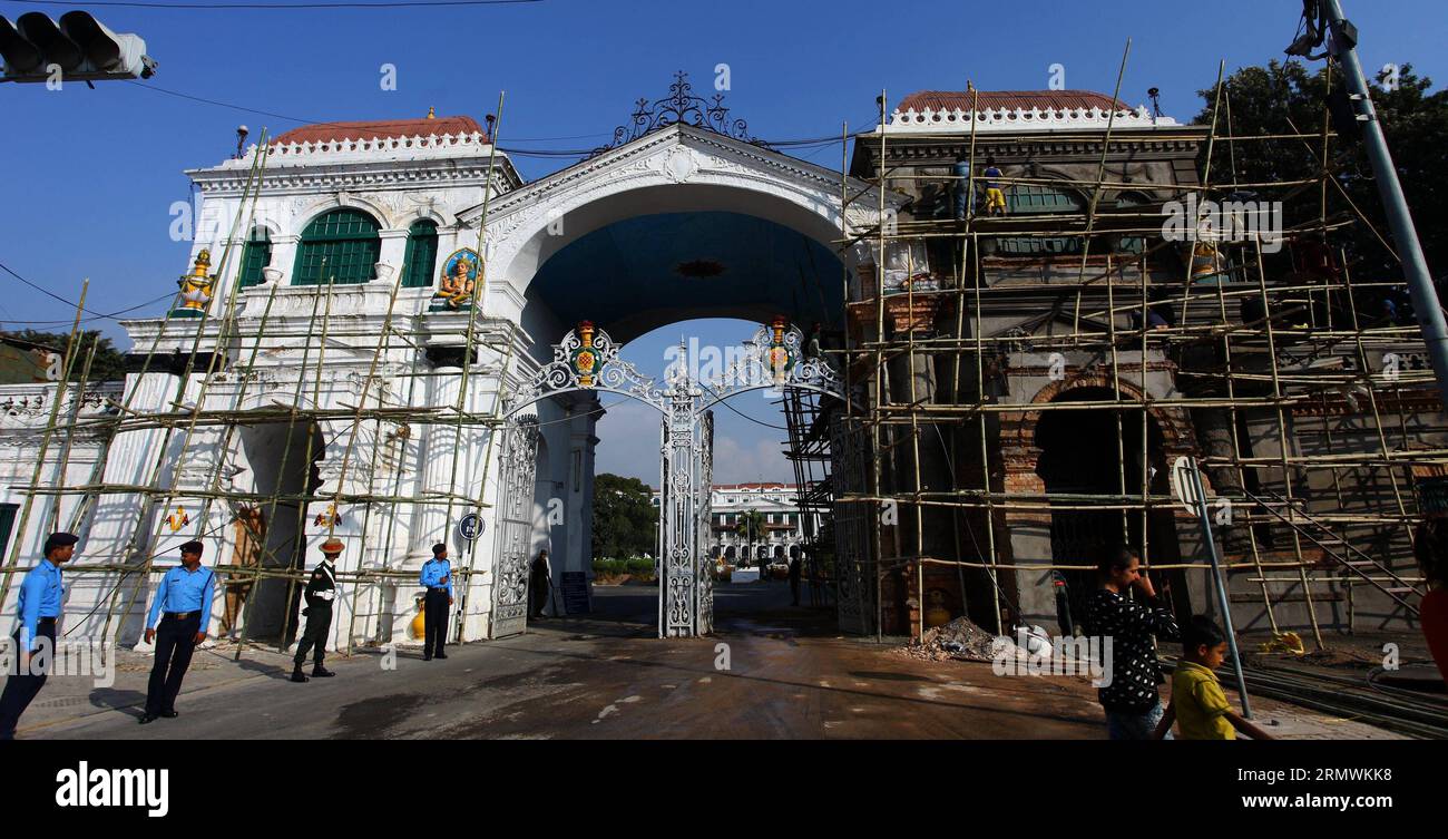 (141102) -- KATHMANDU, 2. November 2014 -- Arbeiter renovieren das Haupteingangstor von Singha Durbar, dem Sekretariat der Zentralregierung, als Teil der Vorbereitungen für den bevorstehenden Gipfel der Südasiatischen Vereinigung für regionale Zusammenarbeit (SAARC) in Kathmandu, Nepal, 2. November 2014. Der SAARC-Gipfel findet vom 22. Bis 27. November in Kathmandu statt. ) NEPAL-KATHMANDU-SAARC-VORBEREITUNG SunilxSharma PUBLICATIONxNOTxINxCHN Kathmandu 2. November 2014 Arbeiter renovieren das Haupteingangstor von Singha Durbar, das Sekretariat der Zentralregierung, als Teil der Vorbereitungen für die bevorstehende südasiatische Vereinigung für Stockfoto