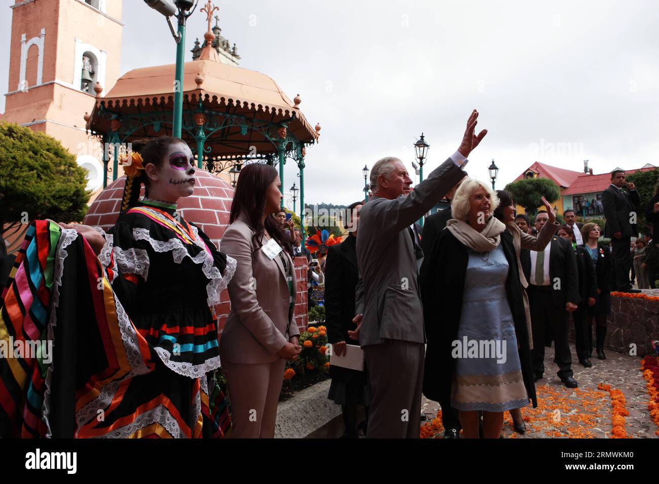 (141103) -- HIDALGO, 2. November 2014 -- der britische Prinz Charles (C) und seine Frau Camila, Herzogin von Cornwall, grüßen die Bewohner während ihres Besuchs in Mexiko, in Pachuca, Bundesstaat Hidalgo, Mexiko, am 2. November, 2014. ) (rt) (ce) MEXICO-HIDALGO-UNITED KINGDOM-SOCIETY-ROYALTY JOSExMENDEZ/POOL PUBLICATIONxNOTxINxCHN Hidalgo 2. November 2014 der britische Prinz Charles C und seine Frau Camila Herzogin von Cornwall begrüßen Bewohner während ihres Besuchs in Mexiko im Bundesstaat Pachuca Hidalgo Mexiko AM 2. November 2014 Stockfoto