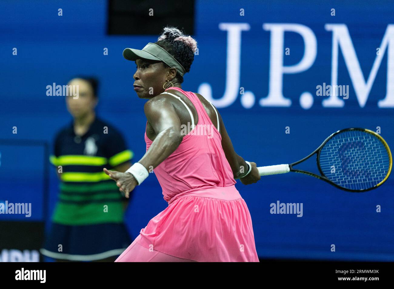 New York, Usa. 29. August 2023. Venus Williams aus den USA in der 1. Runde gegen Greet Minnen aus Belgien während der US Open Championships im Billie Jean King Tennis Center. Williams verlor in geraden Sets gegen die Qualifikation. (Foto: Lev Radin/Pacific Press) Credit: Pacific Press Media Production Corp./Alamy Live News Stockfoto