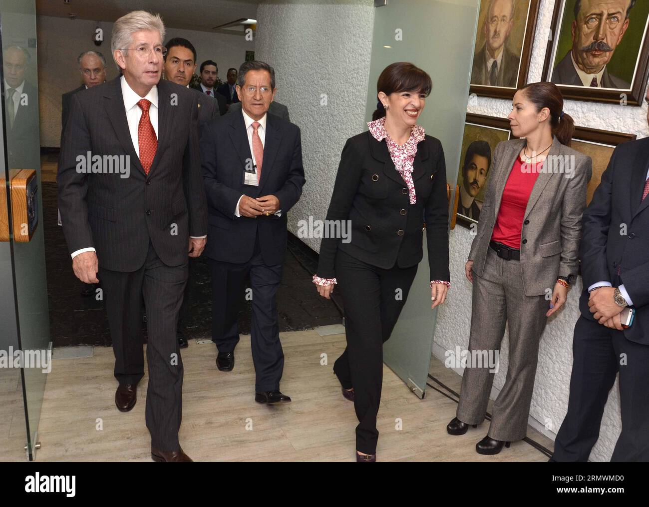 (141104) -- MEXIKO-STADT, 4. November 2014 -- das Bild des mexikanischen Ministeriums für Kommunikation und Verkehr (spanisches Akronym) zeigt den mexikanischen Minister für Kommunikation und Verkehr, Gerardo Ruiz Esparza (L), der am 3. November 2014 auf einer Pressekonferenz in Mexiko-Stadt, der Hauptstadt Mexikos, eintraf. Ein von China geführtes Konsortium hat den Auftrag erhalten, Mexikos erstes Hochgeschwindigkeitszugprojekt zu bauen, berichteten lokale Medien am Montag. Mexiko kündigte auf einer Pressekonferenz an, dass die Gruppe, zu der auch die China Railway Construction Corporation (CRCC) und eine Handvoll mexikanischer Baufirmen gehören, es gewesen sei Stockfoto