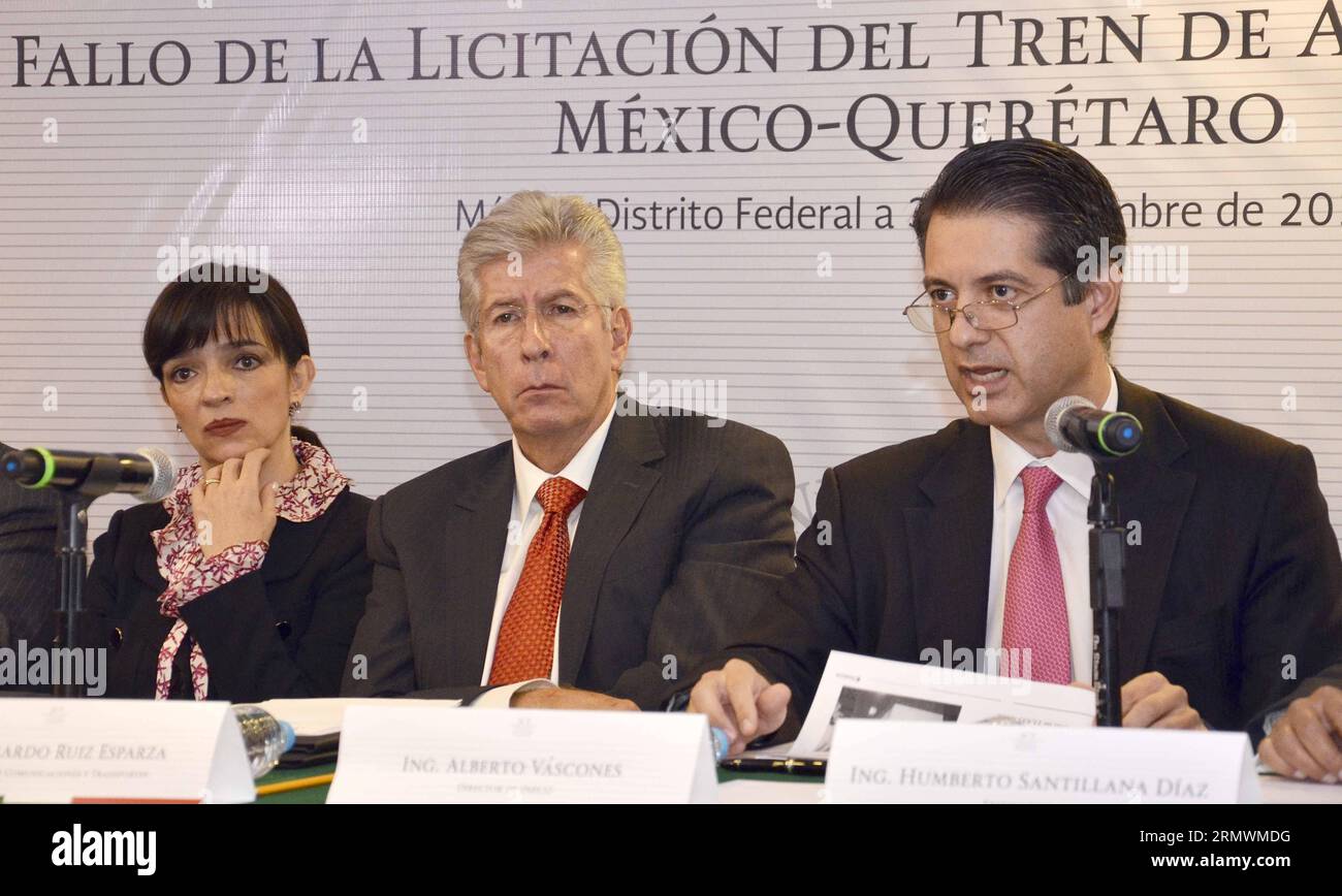 (141104) -- MEXIKO-STADT, 4. November 2014 -- Bild des mexikanischen Ministeriums für Kommunikation und Verkehr (, für sein Akronym auf Spanisch) zeigt, wie Mexikos Minister für Kommunikation und Verkehr, Gerardo Ruiz Esparza (C), am 3. November 2014 an einer Pressekonferenz in Mexiko-Stadt, der Hauptstadt Mexikos, teilnimmt. Ein von China geführtes Konsortium hat den Auftrag erhalten, Mexikos erstes Hochgeschwindigkeitszugprojekt zu bauen, berichteten lokale Medien am Montag. Mexiko gab auf einer Pressekonferenz bekannt, dass die Gruppe, zu der auch die China Railway Construction Corporation (CRCC) und eine Handvoll mexikanischer Baufirmen gehören, es gewesen sei Stockfoto