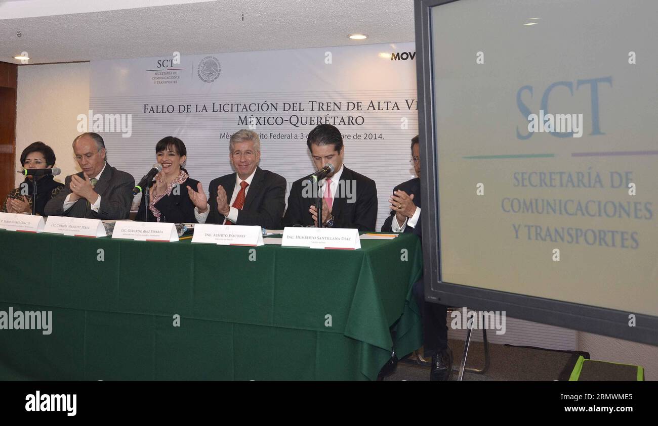 (141104) -- MEXIKO-STADT, 4. November 2014 -- Bild des mexikanischen Ministeriums für Kommunikation und Verkehr (, für sein Abkürzung auf Spanisch) zeigt Mexikos Minister für Kommunikation und Verkehr, Gerardo Ruiz Esparza (4. L), und der Direktor des Schienenverkehrs, Pablo Suarez Coello (2. L), nahm am 3. November 2014 an einer Pressekonferenz in Mexiko-Stadt, der Hauptstadt Mexikos, Teil. Ein von China geführtes Konsortium hat den Auftrag erhalten, Mexikos erstes Hochgeschwindigkeitszugprojekt zu bauen, berichteten lokale Medien am Montag. Mexiko kündigte auf einer Pressekonferenz an, dass die Gruppe, zu der auch die China Railway Construction C gehört Stockfoto