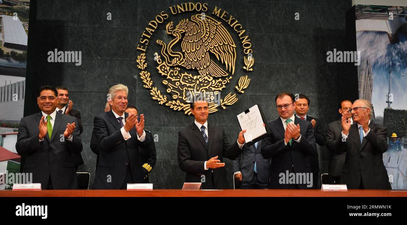 (141105) -- MEXIKO-STADT, 4. November 2014 -- Bild von Shows mexikanischer Präsident Enrique Pena Nieto (C), mexikanischer Finanzminister Luis Videgaray (2. R, Front) und Mexikos Minister für Kommunikation und Verkehr Gerardo Ruiz Esparza (2. L, Front), während der Präsentation der Public Works Reform in Mexiko-Stadt, Hauptstadt von Mexiko, am 4. November 2014. )(zhf) MEXIKO-MEXIKO-STADT-POLITIK-PRÄSIDENT MEXIKO SxPRESIDENCY PUBLICATIONxNOTxINxCHN Mexiko-Stadt 4. November 2014 Bild bereitgestellt von Shows MEXIKANISCHEN Präsidenten Enrique Pena Nieto C MEXIKANISCHE Staatssekretärin für Finanzen und öffentliches Credi Stockfoto