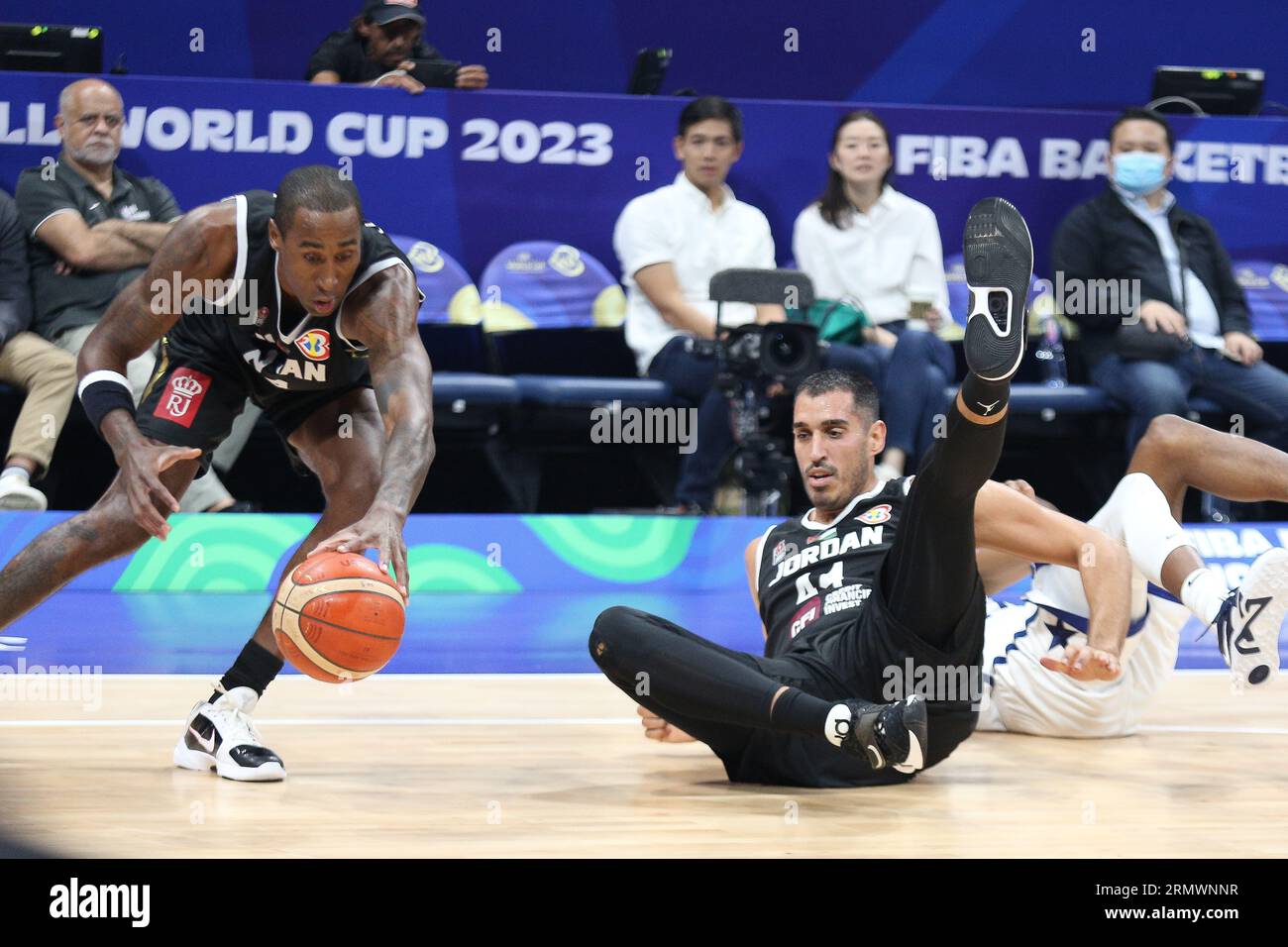 Pasay City, Philippinen. 30. August 2023. Rondae Hollis-Jefferson (24) aus Jordanien sichert den losen Ball während des FIBA Basketball World Cup Gruppenspiels zwischen den USA (weiß) und Jordan (schwarz). USA Won 110-62 (Foto: Dennis Jerome Acosta/Pacific Press) Credit: Pacific Press Media Production Corp./Alamy Live News Stockfoto