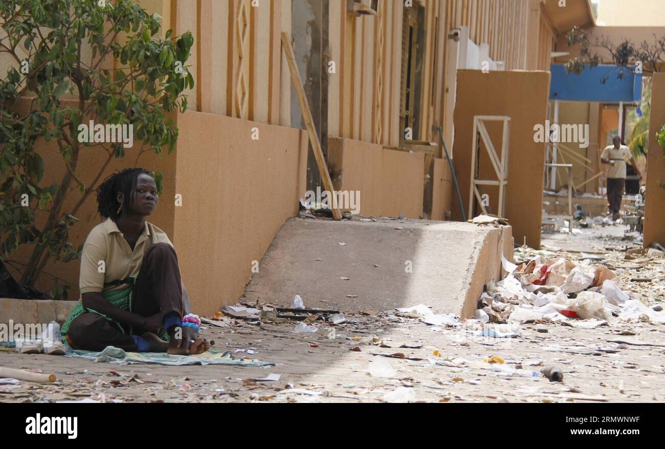 (141106) -- OUAGADOUGOU, 6. November 2014 -- Eine Frau sitzt auf der Straße von Ouagadougou, Hauptstadt von Burkina Faso, 6. November 2014. Die Leiter des subregionalen Gremiums, der Wirtschaftsgemeinschaft Westafrikanischer Staaten (ECOWAS), forderten die Militärbehörden und alle anderen Beteiligten auf, auf die Einrichtung einer von Zivilisten geführten Übergangsregierung in Burkina Faso hinzuarbeiten. ) BURKINA FASO-OUAGADOUGOU-STREET VIEW LiuxKai PUBLICATIONxNOTxINxCHN Ouagadougou 6. November 2014 eine Frau sitzt AUF der Straße Ouagadougou Hauptstadt Burkina Faso 6. November 2014 Leiter der subregionalen Körperschaft Wirtschaftsgemeinschaft der Staaten ECOWAS rief Militar AN Stockfoto