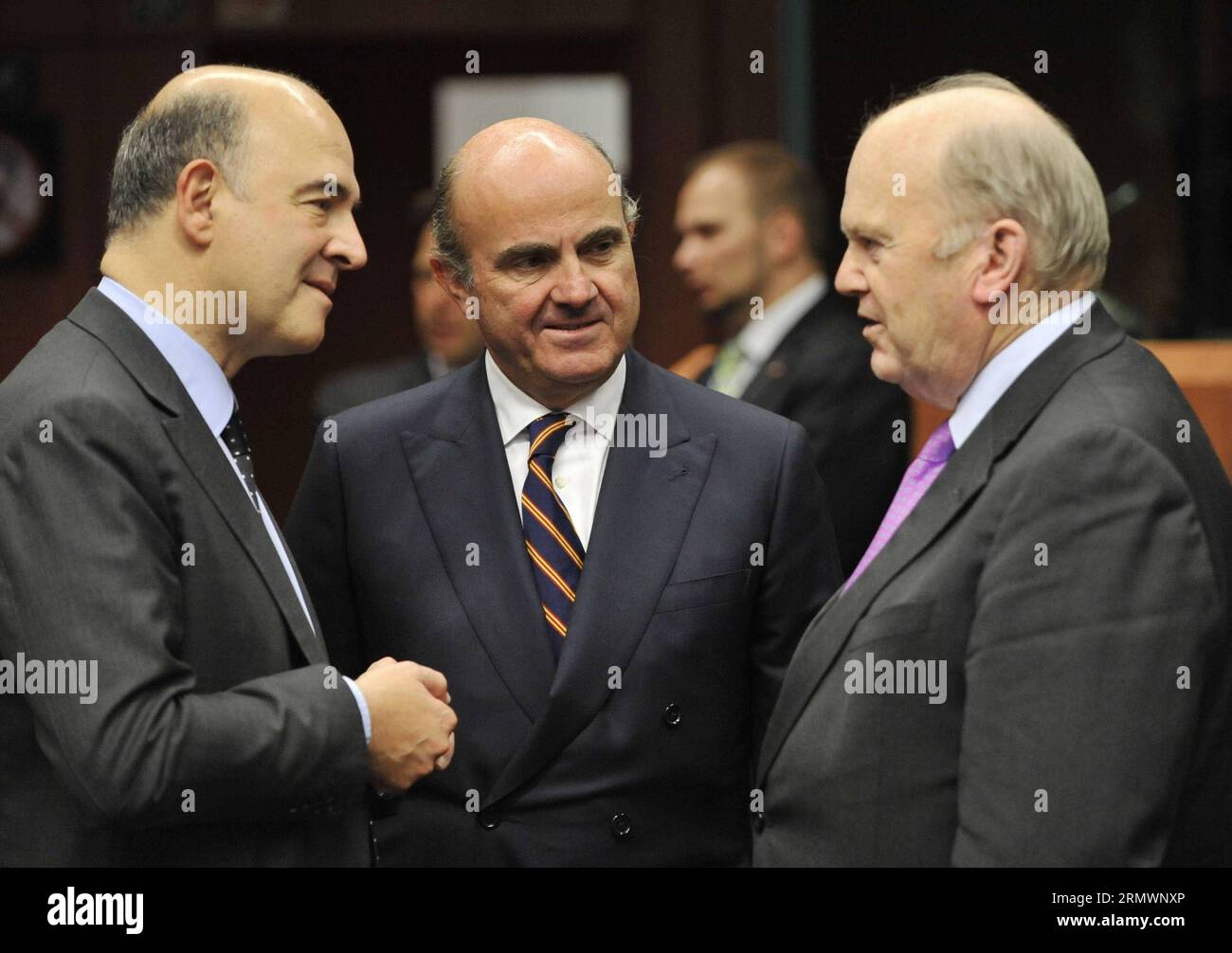 (141106) -- BRÜSSEL, 6. November 2014 -- EU-Kommissar für Wirtschafts- und Finanzangelegenheiten, Steuern und Zollunion, Pierre Moscovici, der spanische Wirtschaftsminister Luis de Guindos und der irische Finanzminister Michael Noonan (von L bis R) Erörterung vor einer Sitzung der Finanzminister der Eurogruppe am EU-Hauptsitz in Brüssel, Belgien, 6. November 2014. ) BELGIEN-BRÜSSEL-EURO-ZONE-MINISTERTREFFEN YexPingfan PUBLICATIONxNOTxINxCHN Brüssel 6. November 2014 EU-Kommissar für Wirtschaft und Finanzen Steuern und Zollunion Pierre Moscovici spanische Wirtschaftsminister Luis de Stockfoto