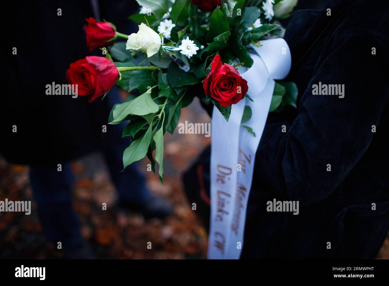 AKTUELLES ZEITGESCHEHEN Gedenken an die Reichspogromnacht von 1938 (141108) -- in der Nähe des Berliner Bahnhofs Grunewald versammeln sich Menschen mit Blumen, um an einer Gedenkveranstaltung für die Kristallnacht in Berlin am 7. November 2014 teilzunehmen. Rund 100 Mittelschüler und Schüler der örtlichen Polizeischule nahmen am Freitag an der Gedenkveranstaltung zum 76. Jahrestag der NS-Kristallnacht 1938 im Berliner Bahnhof Grunewald Teil. einer der wichtigsten Orte der Deportation der Berliner Juden während des Zweiten Weltkriegs )(azp) G Stockfoto