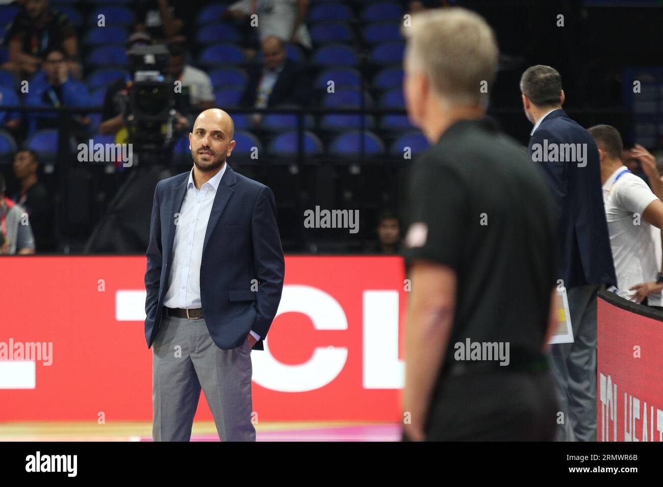 Pasay City, Metro Manila, Philippinen. 30. August 2023. Jordanischer Cheftrainer WESAM AL-SOUS während des FIBA Basketball World Cup Gruppenspiels zwischen USA (weiß) und Jordan (schwarz). USA Won 110-62 (Credit Image: © Dennis Jerome Acosta/Pacific Press via ZUMA Press Wire) NUR REDAKTIONELLE VERWENDUNG! Nicht für kommerzielle ZWECKE! Stockfoto