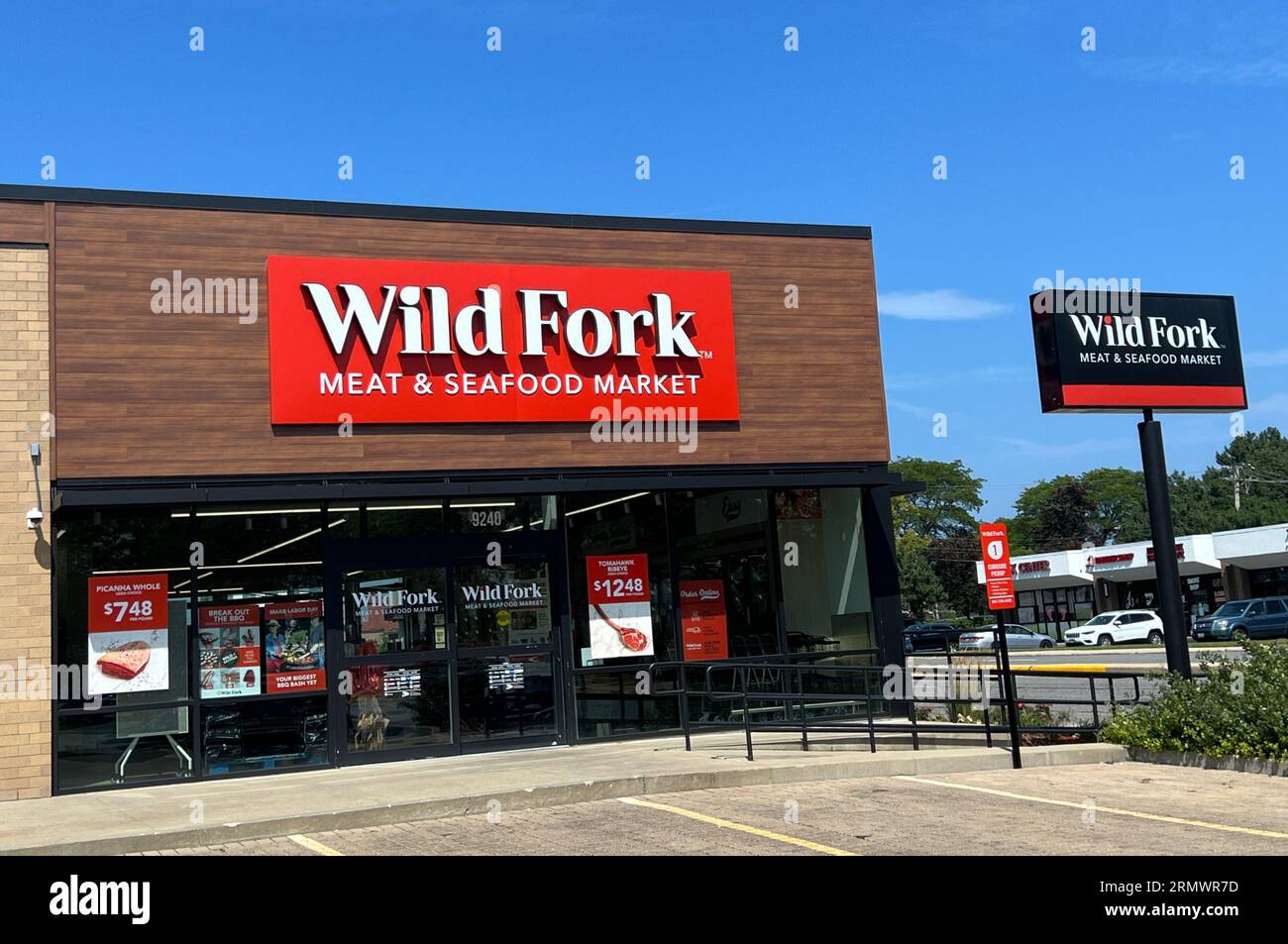 Außenansicht von Wild Fork in Skokie, Illinois. Wild Fork ist ein Markt, der eine große Auswahl an hochwertigem, erschwinglichem Fleisch und Meeresfrüchten bietet. Stockfoto