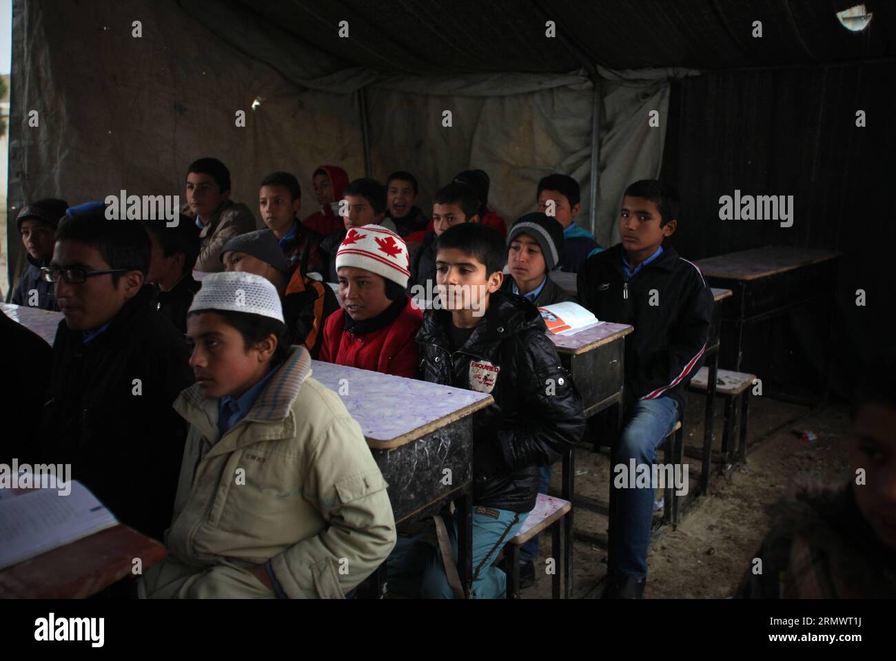 (141110) -- BALKH, 10. November 2014 -- afghanische Schüler besuchen am 5. November 2014 unter einem Zelt an einer Schule in der Provinz Balkh im Norden Afghanistans. In Afghanistan haben viele Kinder aufgrund von Armut, mangelnder Sicherheit und sozialen Einschränkungen keinen Zugang zur Schule.) AFGHANISTAN-BALKH-SCHULE AhmadxMassoud PUBLICATIONxNOTxINxCHN Balkh Nov 10 2014 afghanische Schüler besuchen Klasse unter einem Zelt AN einer Schule in der Provinz Balkh in Nordafghanistan AM 5. November 2014 in Afghanistan haben VIELE Kinder keinen Zugang zur Schule wegen Armut Lack von Sicherheit und sozialen Einschränkungen Afghanistan Bal Stockfoto