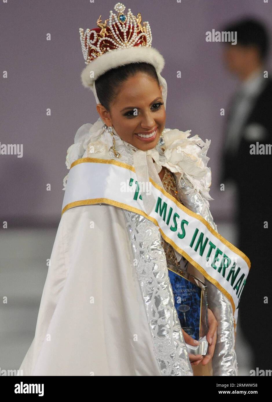 (141111) -- TOKIO, 11. November 2014 -- Miss Puerto Rico Valerie Hernandez posiert für ein Foto, nachdem sie den Titel Miss International während des Miss International Beauty Pageant 2014 in Tokio, Japan, 11. November 2014 erhalten hat. 74 Teilnehmer nahmen am jährlichen Schönheitswettbewerb Teil. JAPAN-TOKIO-MISS INTERNATIONAL Stringer PUBLICATIONxNOTxINxCHN Tokio 11. November 2014 Miss Puerto Rico Valerie Hernandez posiert für Foto nachdem sie den Titel der Miss International während des Miss International Beauty Pageant 2014 in Tokio erhalten hatte Japan 11. November 2014 74 nahmen die Teilnehmer am jährlichen Beauty Contest Japan T Teil Stockfoto