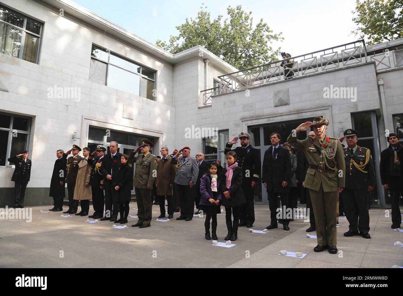 (141111) -- PEKING, 11. November 2014 -- hohe Diplomaten und Militärs nach China aus mehr als 30 Ländern nehmen an einer Zeremonie zum Gedenken an das Ende des Ersten Weltkriegs in der belgischen Botschaft in Peking, der Hauptstadt Chinas, am 11. November 2014 Teil. Jedes Jahr am 11. November wechseln sich die Botschaften der am Krieg beteiligten Länder ab, um den Soldaten zu gedenken, die während des Krieges, der am 28,1914. Juli ausbrach und am 11. November 1918 endete, geopfert wurden. ) CHINA-PEKING-BELGISCHE BOTSCHAFT-WWI-ZEREMONIE (CN) ZhangxHui PUBLICATIONxNOTxINxCHN Peking 11. November 2014 hohe Diplomaten und Militärbüro Stockfoto