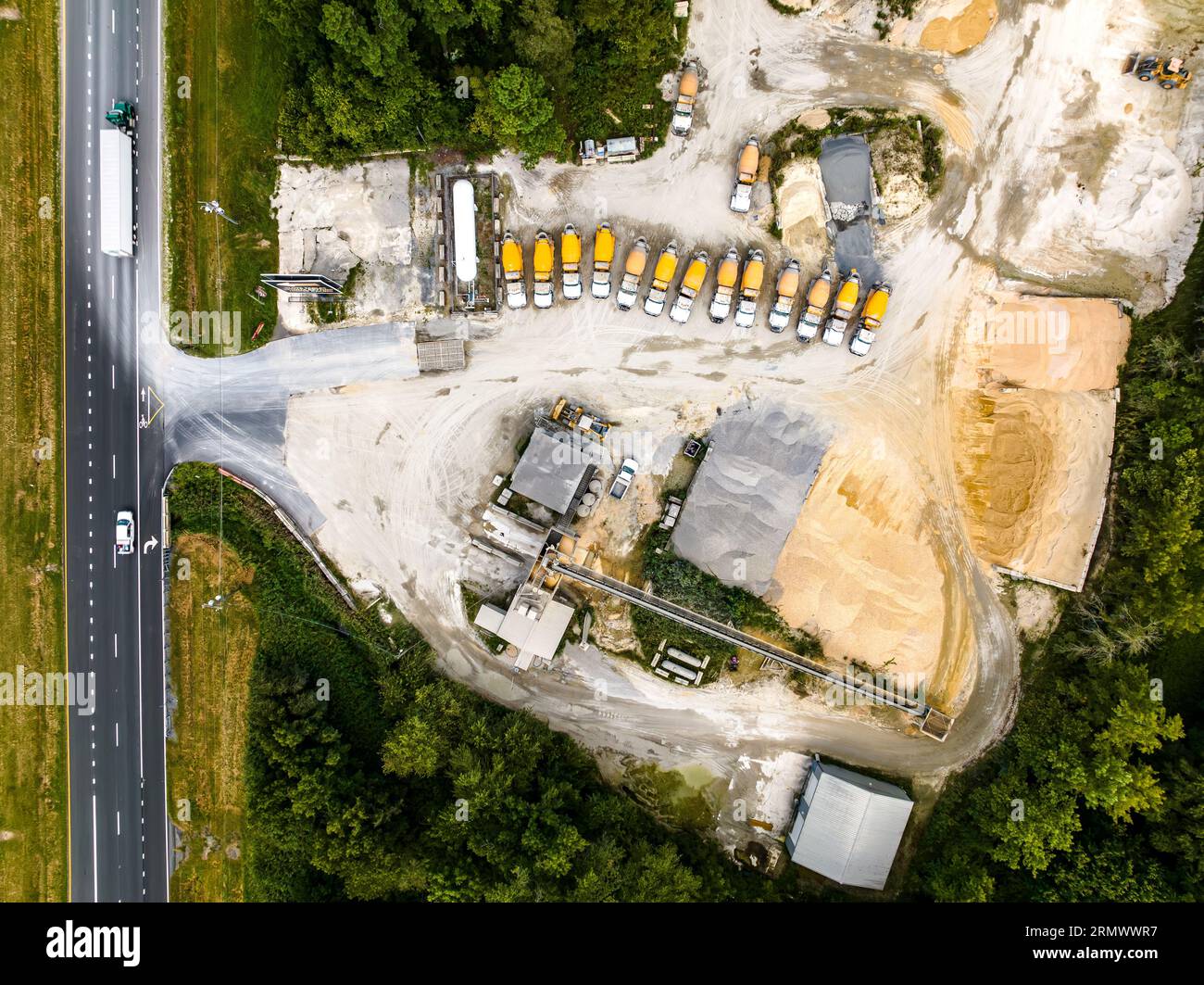 Ein Top-down-Blick über eine Reihe gelber Betonmischer in Delaware an einem sonnigen Tag Stockfoto