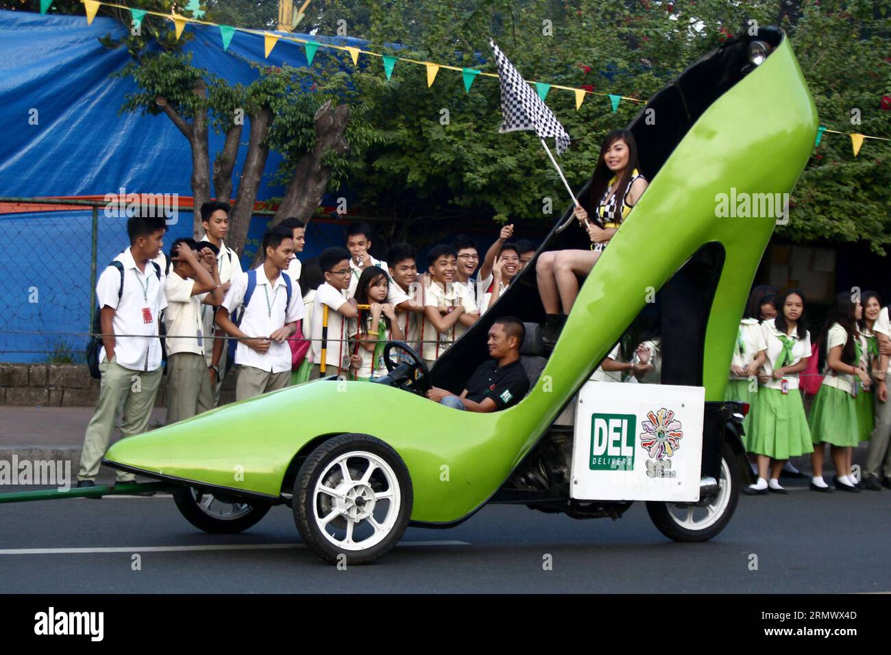 (141113) -- MARIKINA CITY, 13. November 2014 -- Ein riesiger Schuhwagen fährt während der Tour de Takong (Tour of High Heels) in Marikina City, Philippinen, am 13. November 2014. Die Bewohner nahmen an der jährlichen Tour of High Heels oder Stiletto-Rennen Teil, um das Schuhfestival in Marikina City zu feiern, das auch als Schuhhauptstadt der Philippinen bekannt ist. PHILIPPINEN-MARIKINA-STILETTO-RENNEN RouellexUmali PUBLICATIONxNOTxINxCHN City 13. November 2014 eine Riesenschuhwagenfahrt während der Tour de Takong Tour of High Heels in City die Philippinen AM 13. November 2014 nahmen die Bewohner an der jährlichen Tour of Hi Teil Stockfoto