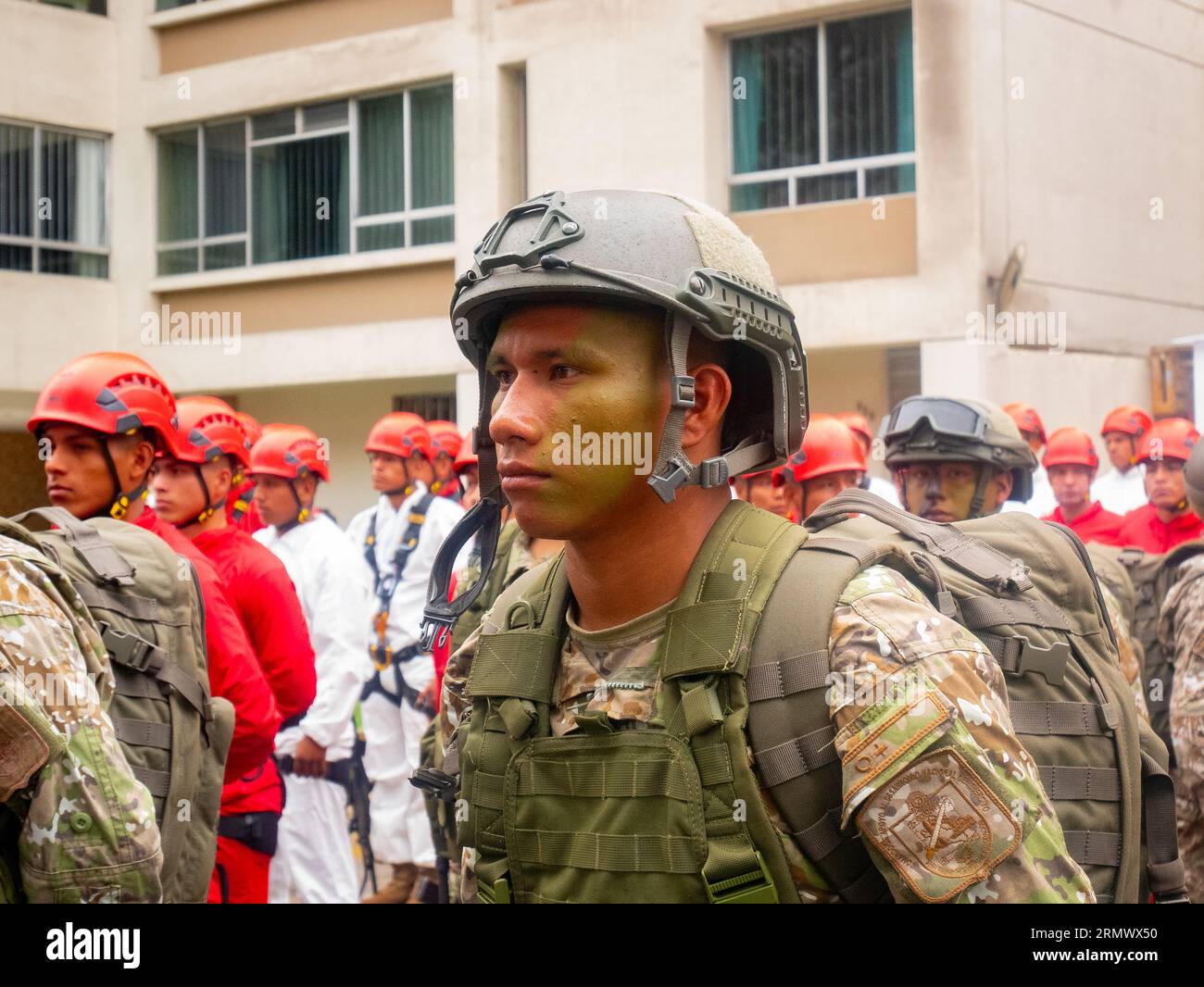 Lima, Peru - Juli 29 2023: Junger peruanischer Mann mit grüner Gesichtsfarbe, trägt Tarnkleidung und eine kugelsichere Weste, steht vor Th Stockfoto