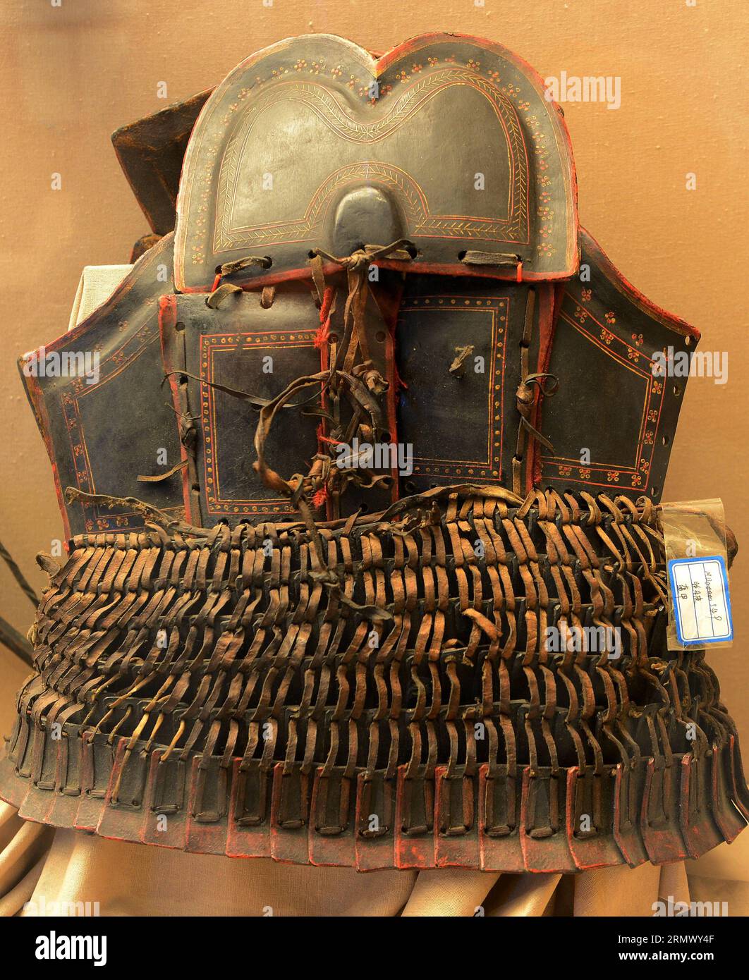 KULTUR Weltweit erstes Yak-Museum in Tibet eroeffnet KULTUR Weltweit erstes Yak-Museum in Tibet eroeffnet (141115) -- LHASA, 15. November 2014 -- Foto aufgenommen am 15. November 2014 zeigt eine Rüstung aus Yak-Leder im Yak Museum of Tibet in Lhasa, der Hauptstadt der autonomen Region Tibet im Südwesten Chinas. Yak Museum of Tibet, das erste Yak-Museum der Welt, das am Samstag hier für die Öffentlichkeit geöffnet wurde. )(wjq) CHINA-TIBET-LHASA-YAK MUSEUM (CN) Chogo PUBLICATIONxNOTxINxCHN Kultur weltweit Eröffnetes Yak Museum in Tibet Kultur weltweit Eröffnetes Yak Museum in Tibet Eröffnetes Lhasa 15. November 2014 Foto gemacht Stockfoto