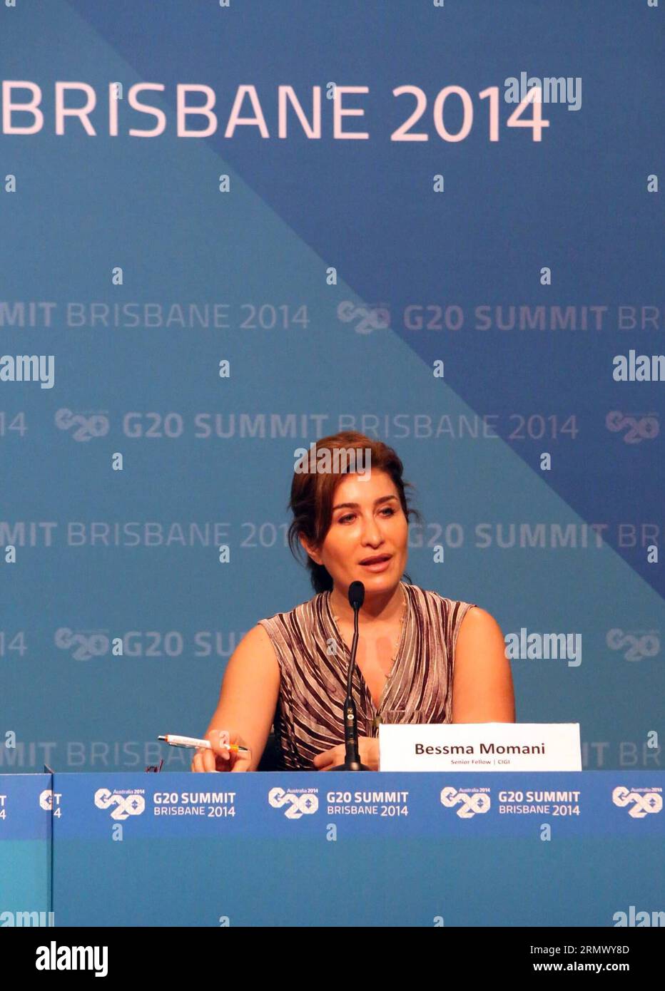 (141116) -- BRISBANE, 16. November 2014 -- Bessma Momani, Senior Fellow des kanadischen Zentrums für internationale Governance-Innovation, nimmt am 16. November 2014 an einer Pressekonferenz des G20-Gipfels in Brisbane, Australien, Teil. Experten für globale Politik aus kanadischen Forschungseinrichtungen teilten auf der Pressekonferenz mit, was in der Kommunique des G20-Gipfels zu erwarten war. ) AUSTRALIEN-BRISBANE-G20-GIPFEL-POLITIK-EXPERTEN-PRESSEKONFERENZ-KANADA ZhaoxDanhui PUBLICATIONxNOTxINxCHN Brisbane 16. November 2014 Momani Senior Fellow des Canada S Center for International Governance Innovation nimmt an einer Pressekonferenz des G20-Gipfels in Bris Teil Stockfoto