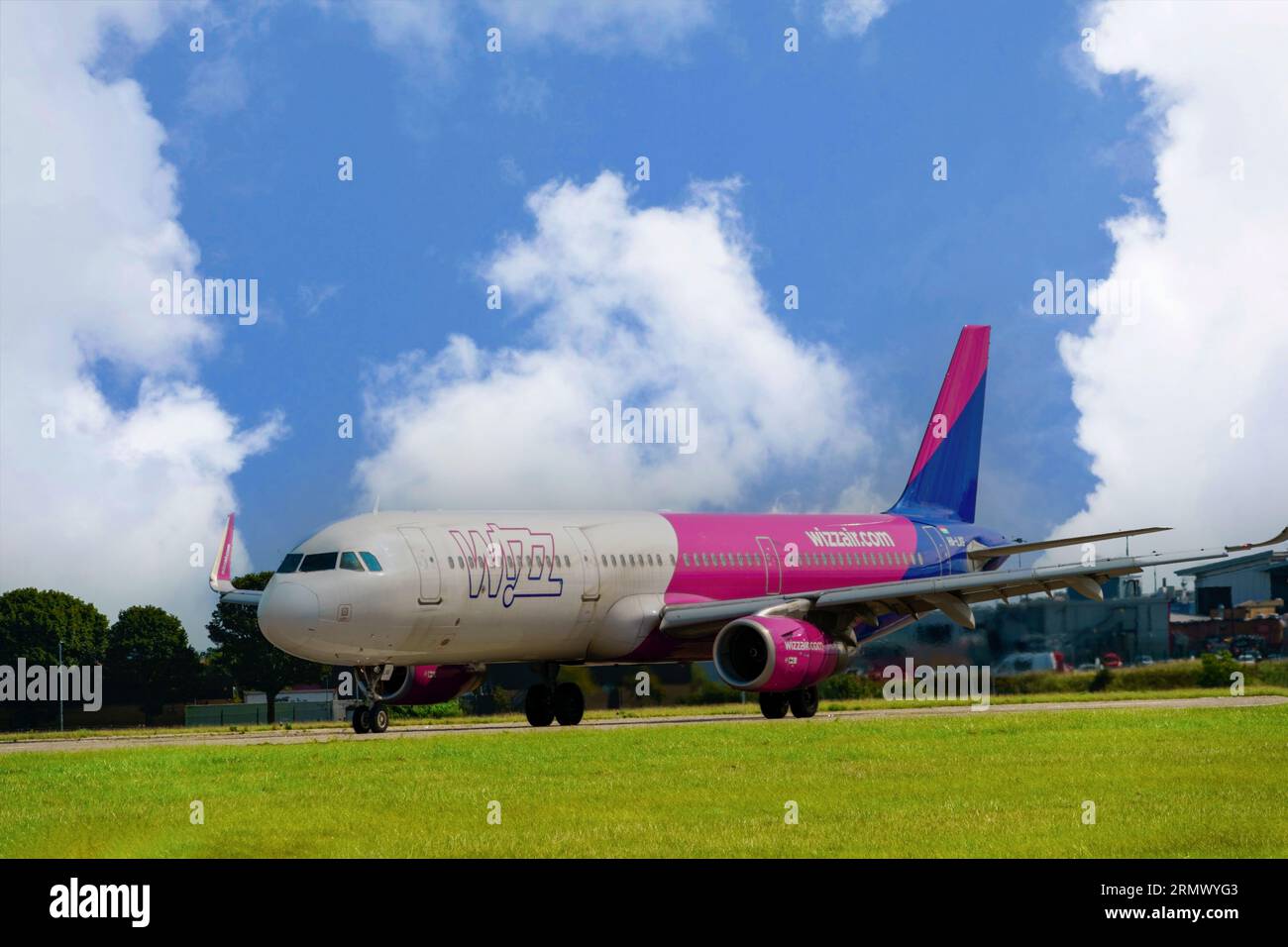 Airbus-A321-NEO-Wizzair-Flugzeuge landen in Leeds und Bradford International Airport, West Yorkshire, England, Vereinigtes Königreich. Stockfoto