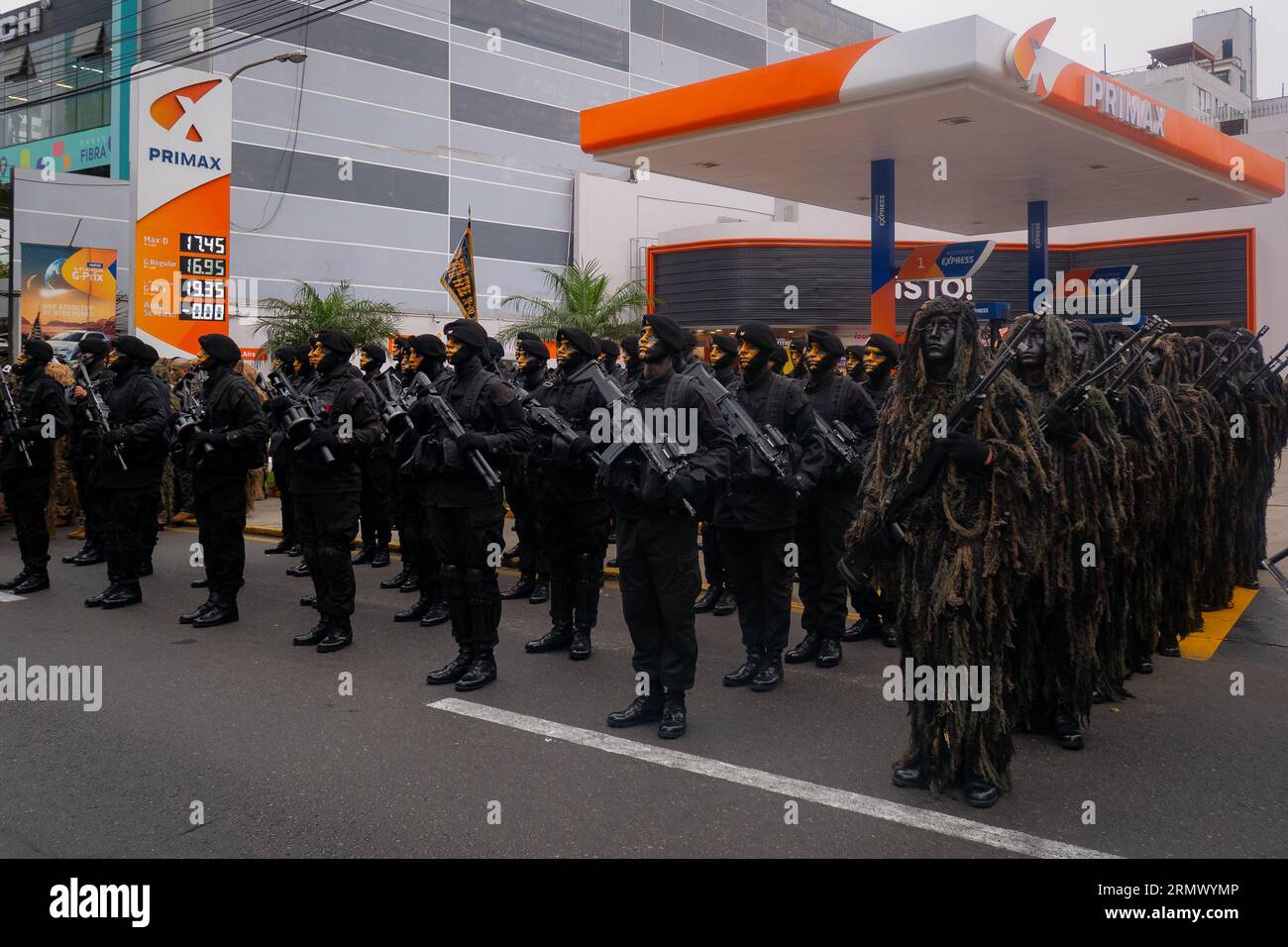 Lima, Peru - Juli 29 2023: Junger Peruaner in Schwarz mit schwarz-gelbem Gesicht bemalt Halten Sie eine Waffe bei der Militärparade am Unabhängigkeitstag Stockfoto