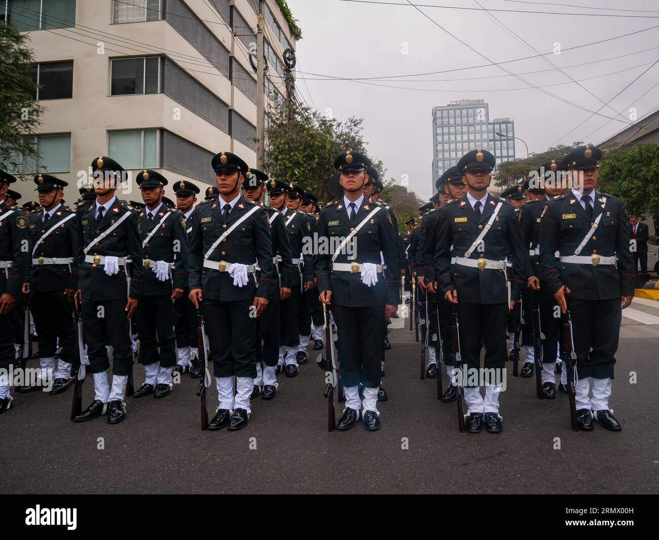 Lima, Peru - Juli 29 2023: Junge peruanische Männer in dunkelgrünen und weißen Uniformen mit goldenen Knöpfen und eleganten Hüten bereiten sich auf das peruanische Undepende vor Stockfoto