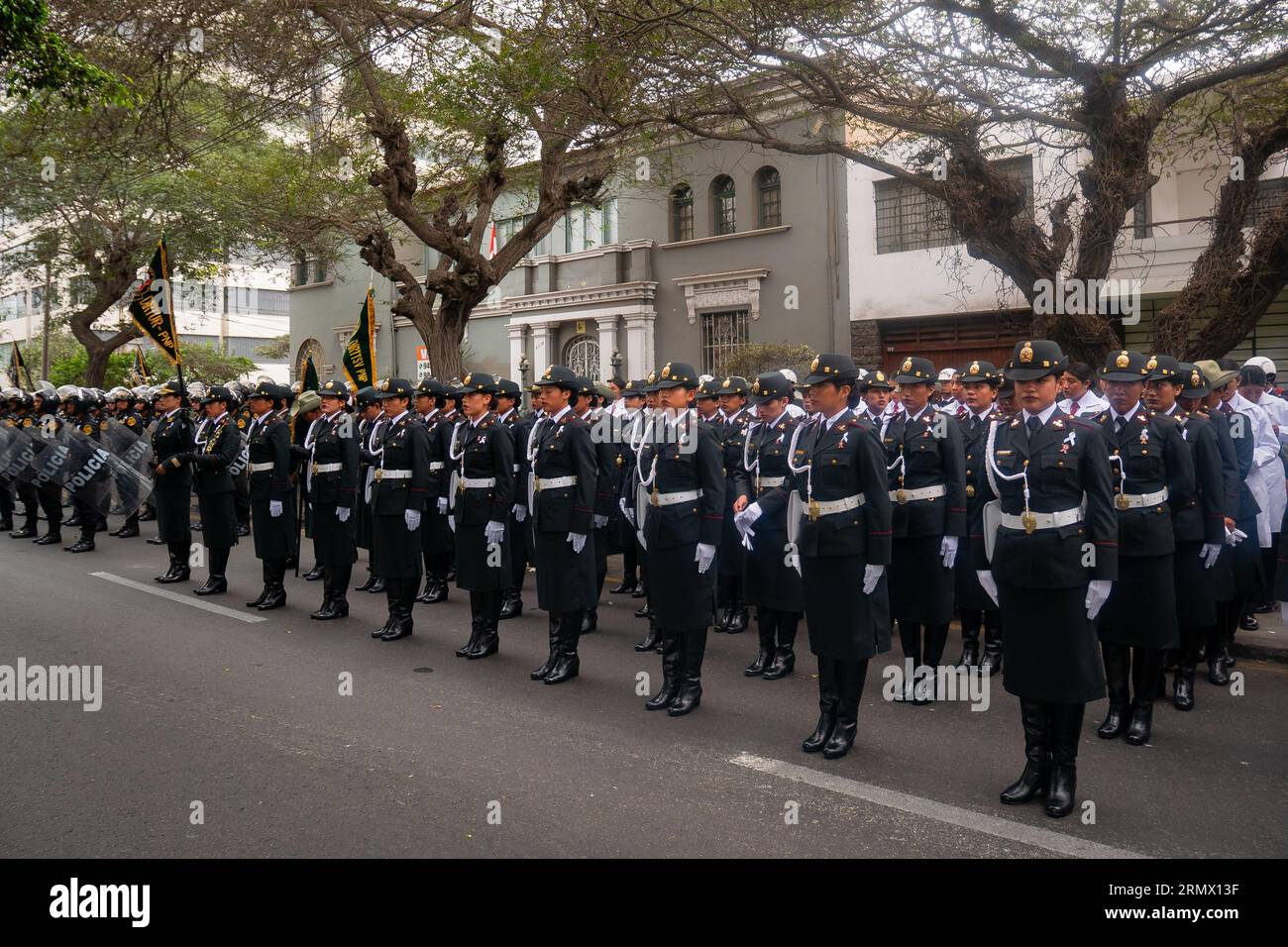 Lima, Peru - Juli 29 2023: Junge peruanische Frauen in dunkelgrünen und weißen Uniformen mit goldenen Knöpfen und eleganten Hüten bereiten sich auf den peruanischen Indepen vor Stockfoto