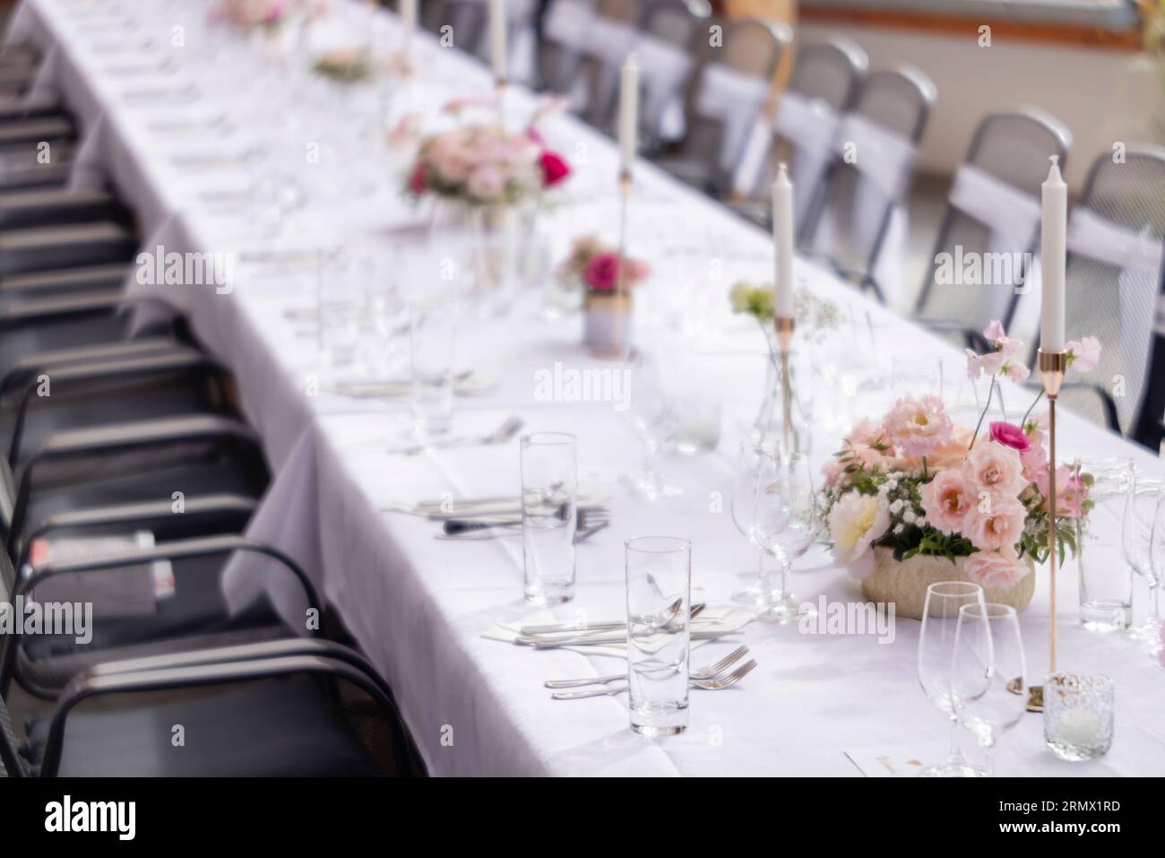 Hochzeitstisch mit rosa Blumen Stockfoto