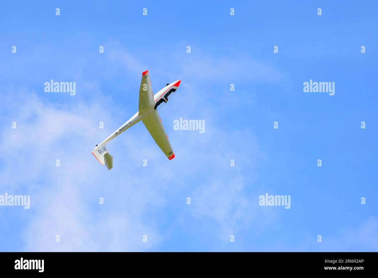 Alexander Schleicher Kaiser, ASK21 Segelflugzeug fliegend während einer Kunstflug-Ausstellung Stockfoto