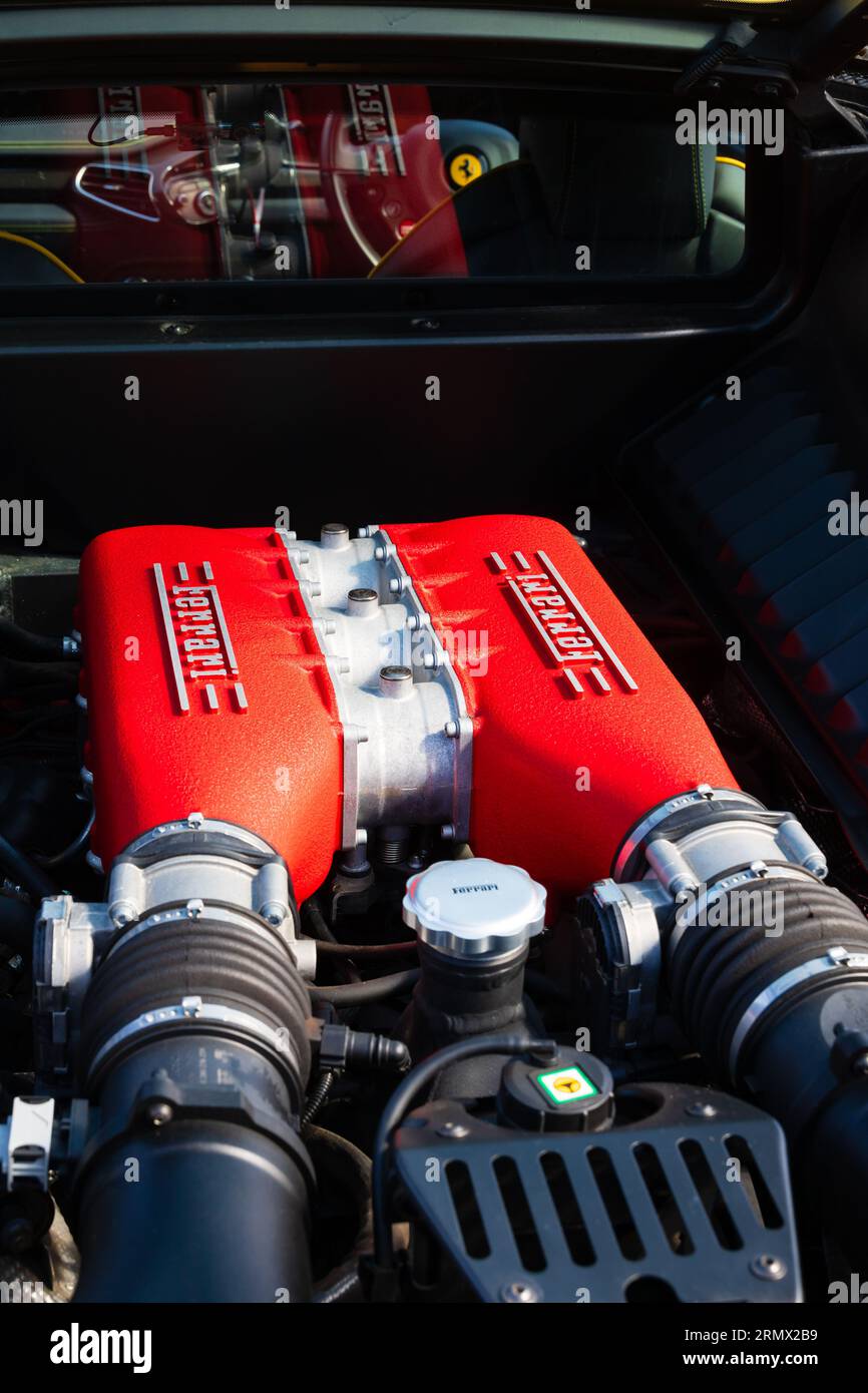 Ferrari 458 Italia Motorraum mit rotem Ansaugkrümmer. Detail Stockfoto