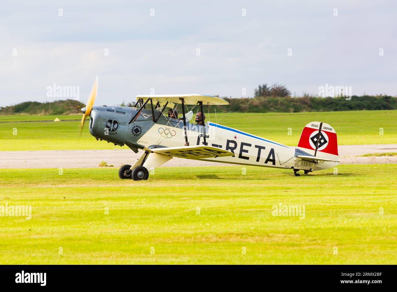 Spanisch baute CASA 1,131 Bucker Jungmann vor dem WW-Doppeldeckertrainer der Luftwaffe. G-RETA wird vom Shuttleworth Trust betrieben. Stockfoto