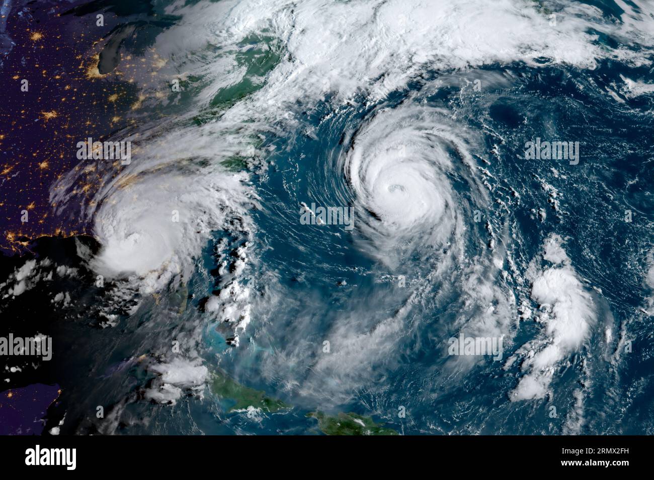 Hurrikan Idalia (links), der in der Nähe von Keaton Beach, Florida, auf Land geht, während Hurrikan Franklin (links) im Atlantik aufwirbelt. (USA) Stockfoto