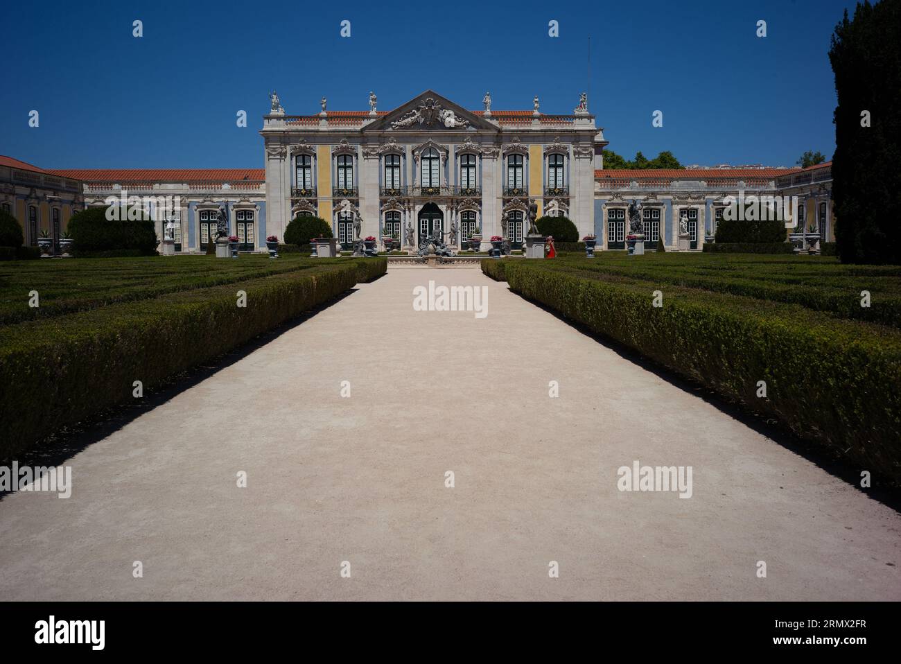 Der königliche Palast von Queluz ist ein französisch inspiriertes Meisterwerk im Rokoko-Stil, das von König Pedro III. 1747 in Lissabon, Portugal, erbaut wurde. August 30, 2023 Stockfoto