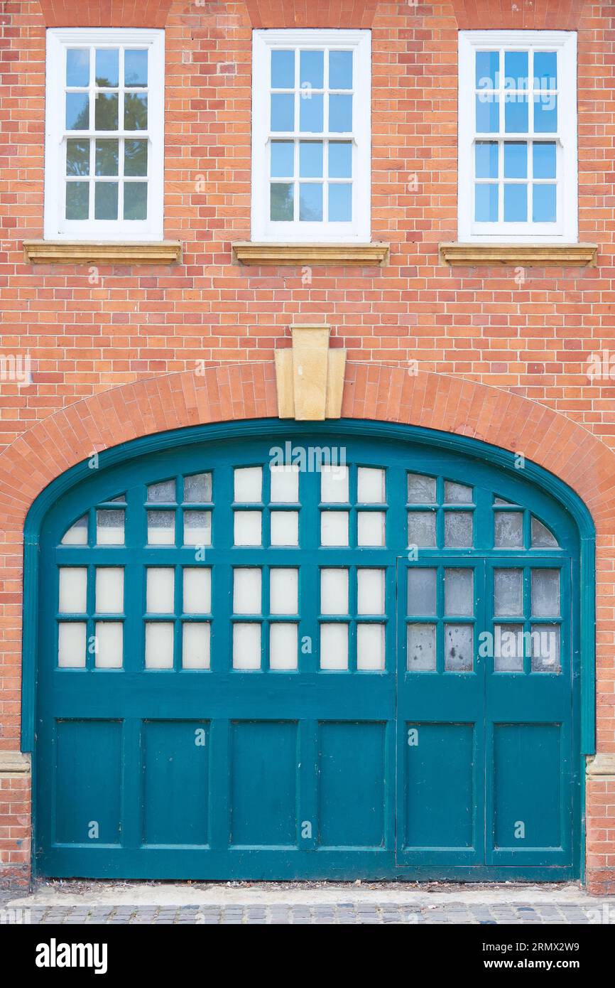 Drei Fenster in den ehemaligen Morris-Garagen in Oxford, England. Stockfoto