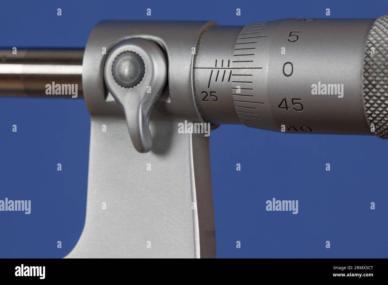 Präzisionsmessgerät, das Mikrometer für sehr präzise Messungen. Stockfoto