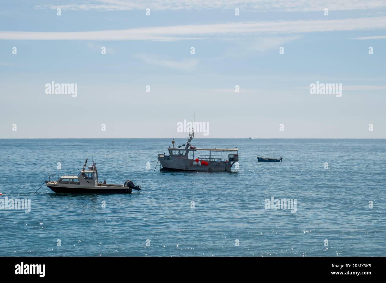 Fischerboote im Meer bei Selsey West Sussex England Stockfoto