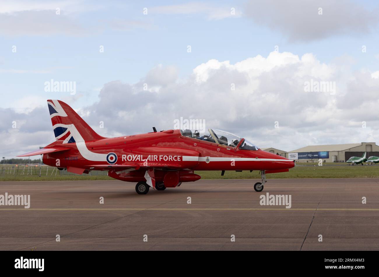 Das Hawk T1/T1A Jet-Flugzeug des Red Arrows RAF-Kunstflugteams bereitet sich darauf vor, das Royal International Air Tattoo 2023 zu verlassen Stockfoto